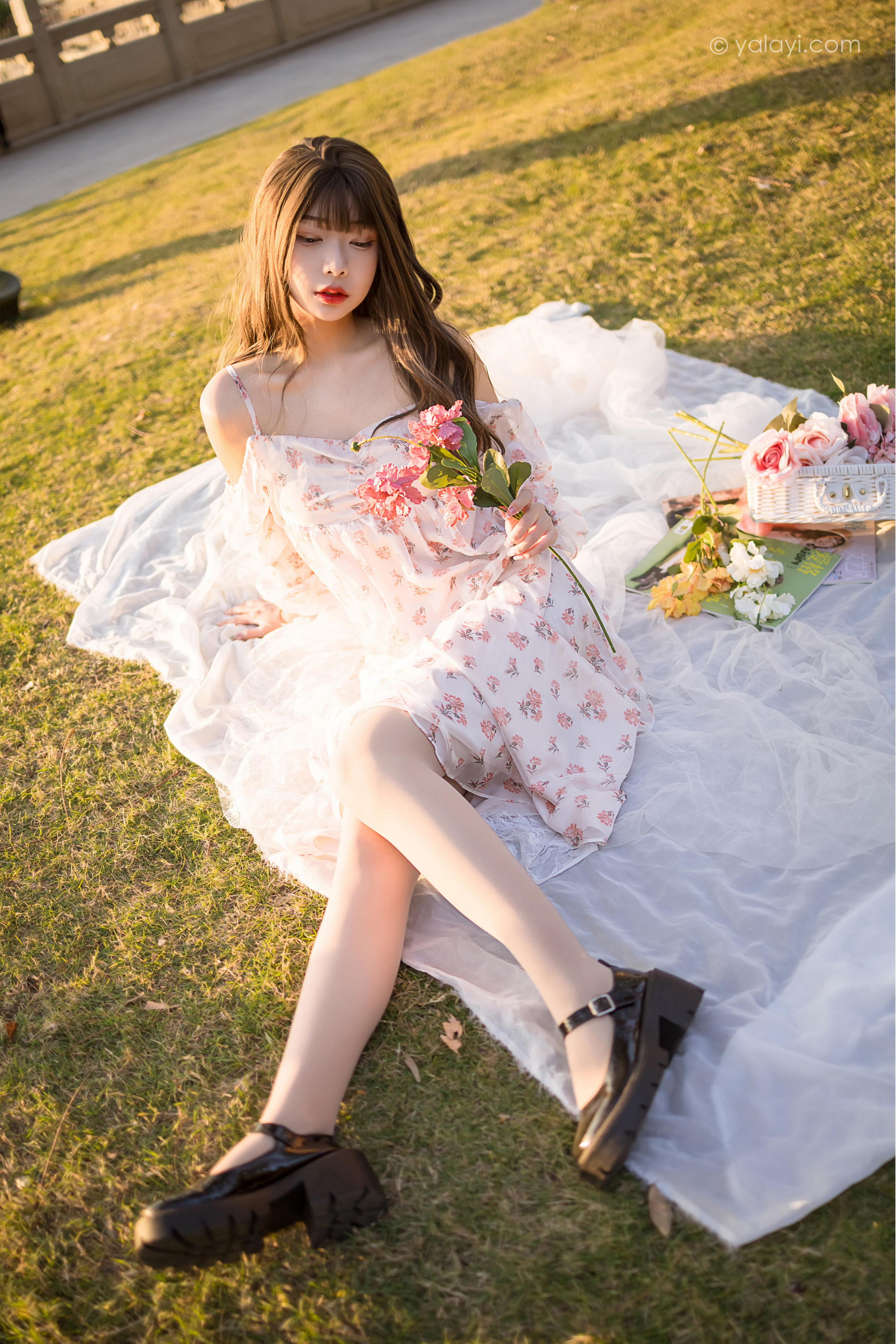 [YALAYI雅拉伊]2022.02.16 希望的阳光 阿禾 白色透视吊带连衣裙公园休闲写真集第1张