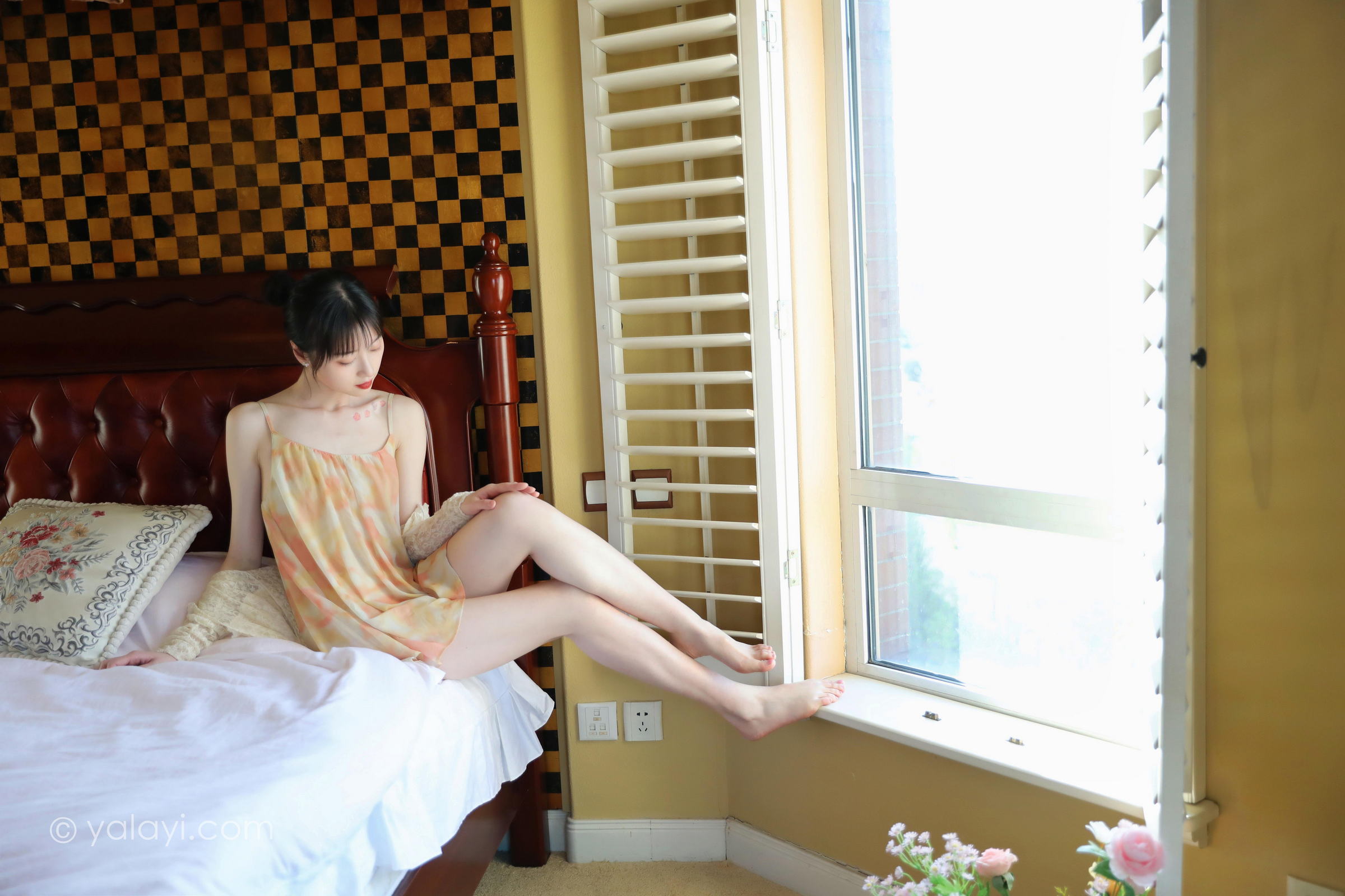 [YALAYI雅拉伊]2022.05.20 不是风景 京京 白色透视镂空披肩加橙色吊带睡衣裙性感写真集第10张