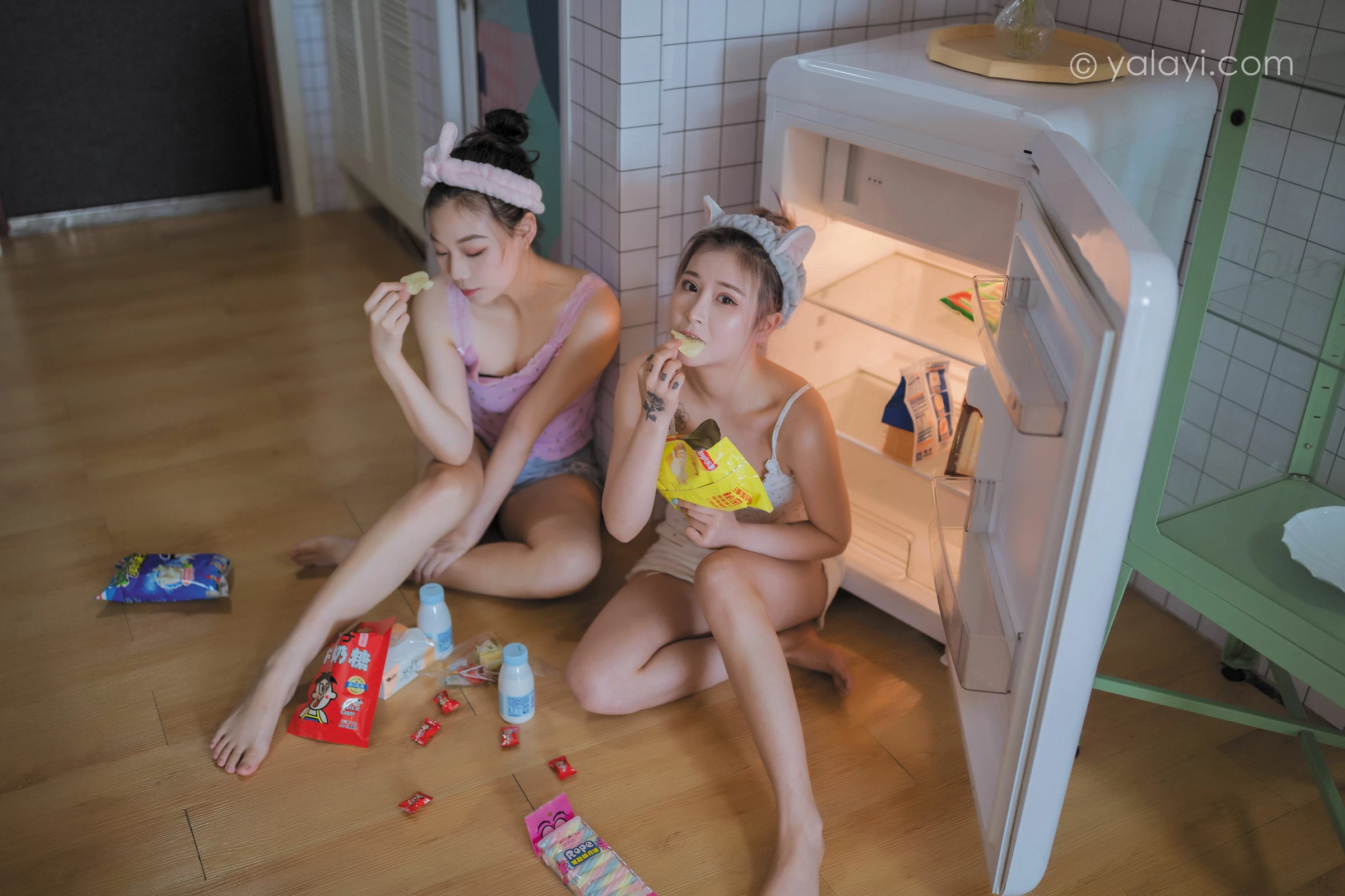 [YALAYI雅拉伊]NO.728 《另一个我》 左木 梦涵 性感小背心加短裤居家私房写真集第2张