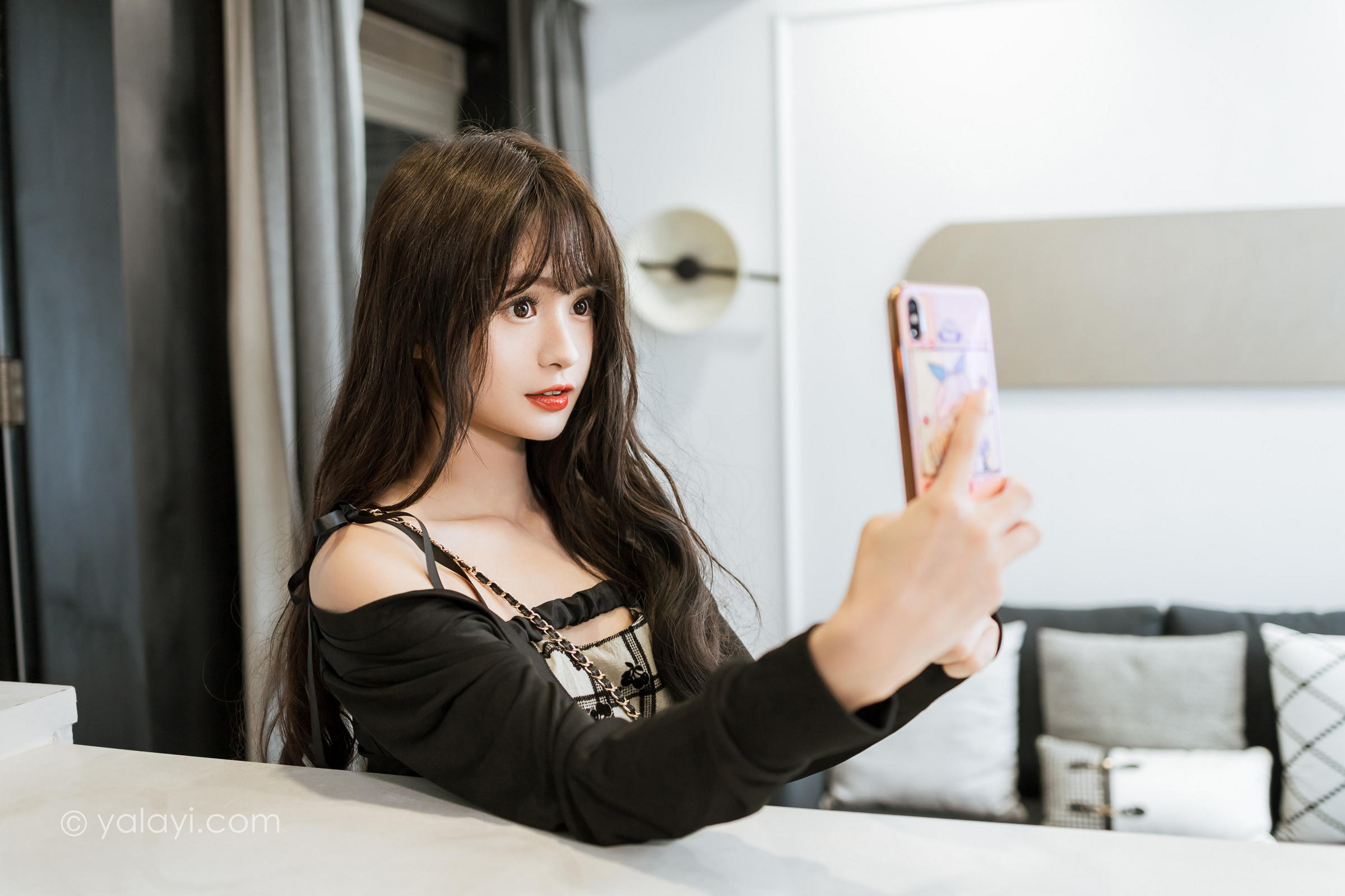 [YALAYI雅拉伊]2022.09.05 温柔的夜 小亭 黑色小外套加白色格子连衣裙居家清纯写真集第7张