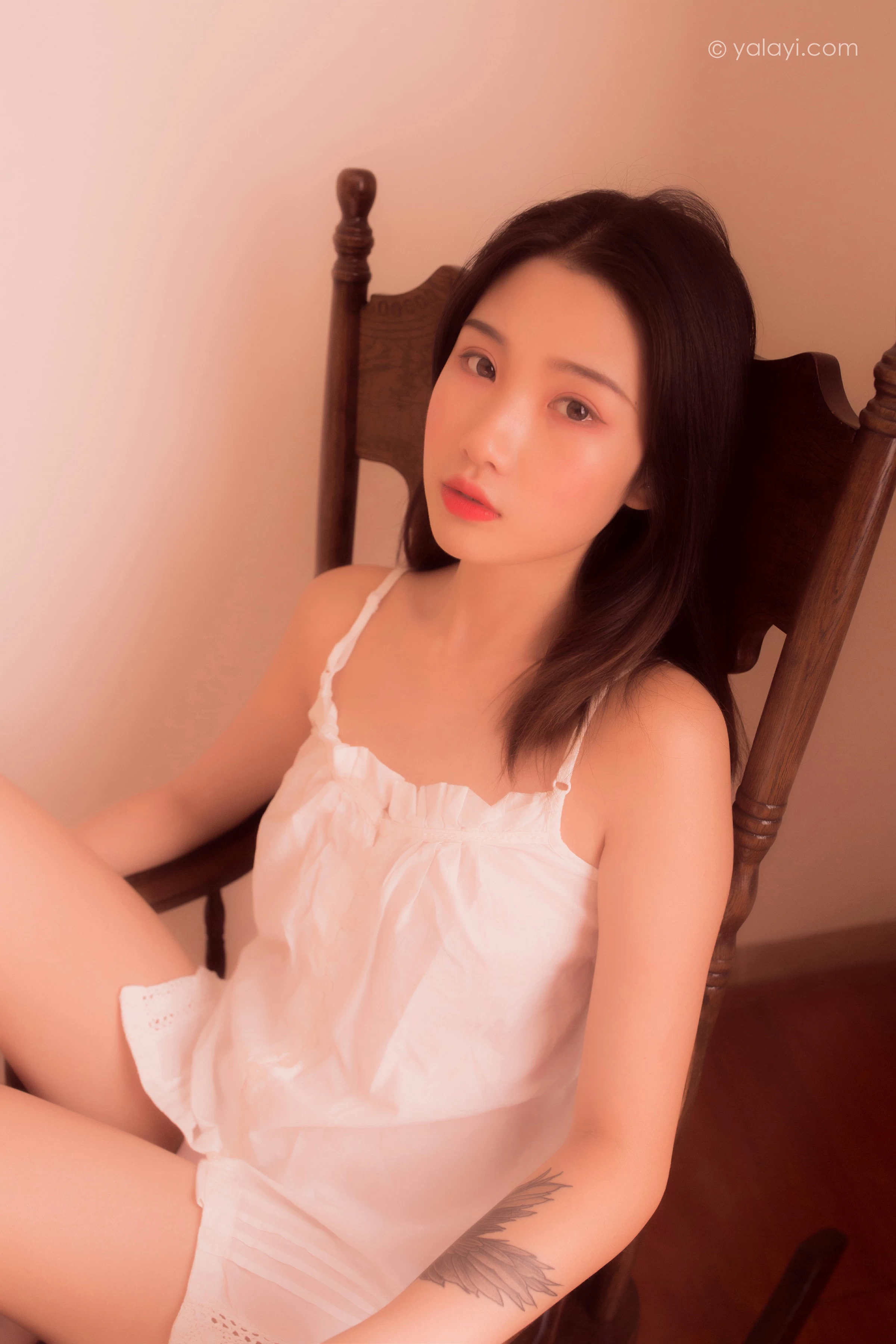 [YALAYI雅拉伊]NO.821 深情 籹籹仔 白色吊带睡衣居家性感私房写真集第1张