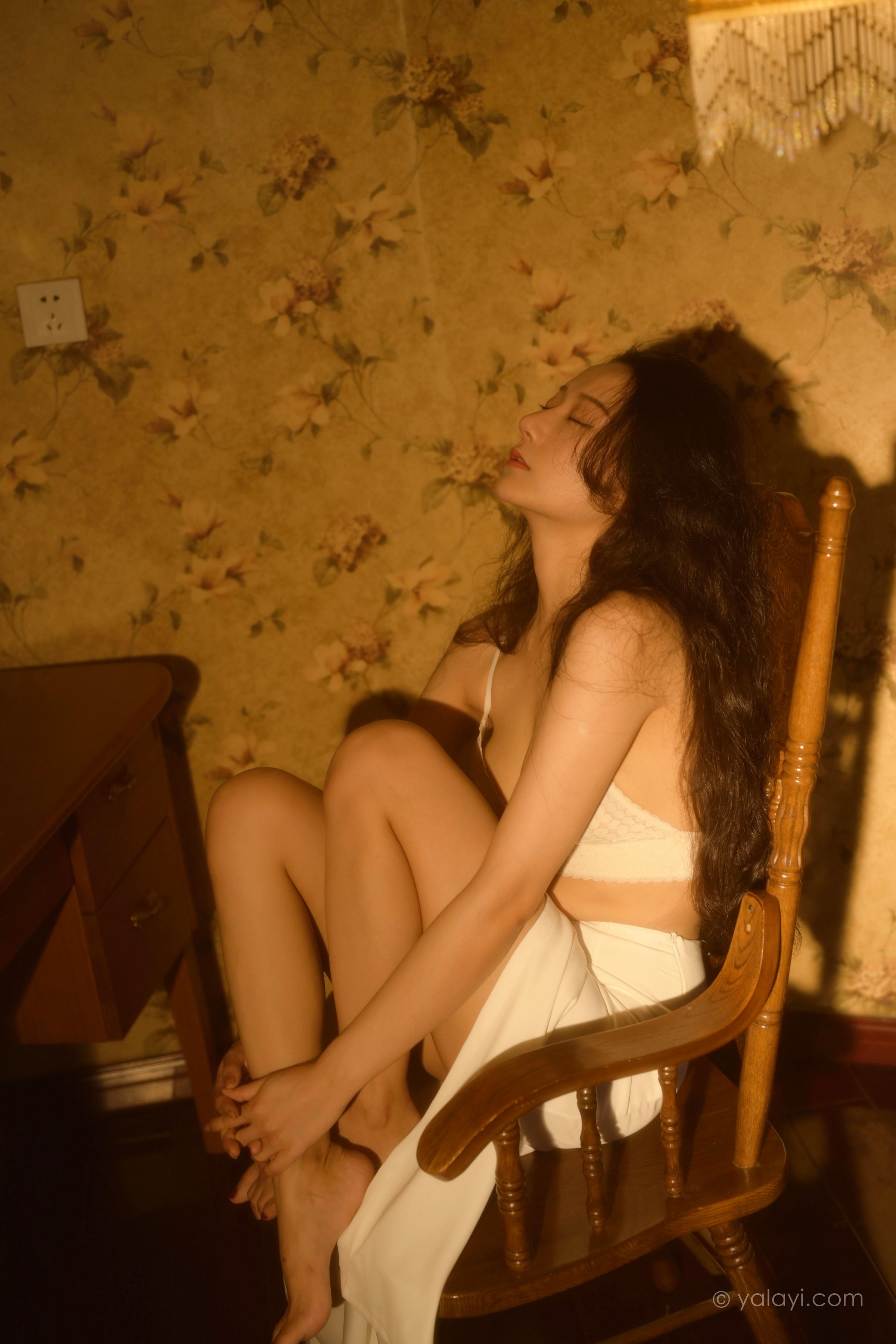 [YALAYI雅拉伊]2022.10.12 她是谁 何嘉颖 白色蕾丝内衣加开叉长裙居家性感私房写真集第14张