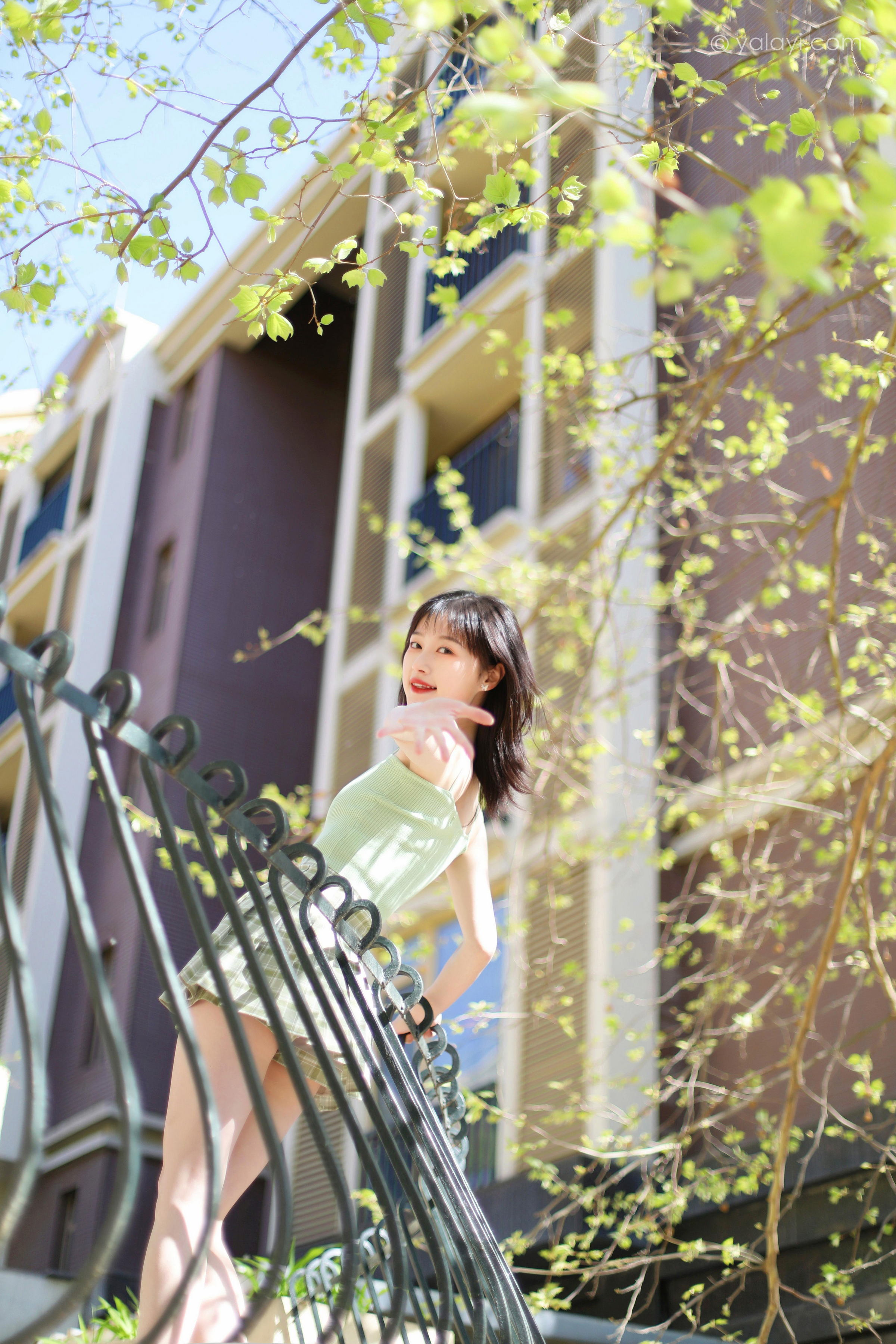 [YALAYI雅拉伊]2022.04.23 春柔 京京 性感小背心加格子短裙清纯写真集第8张