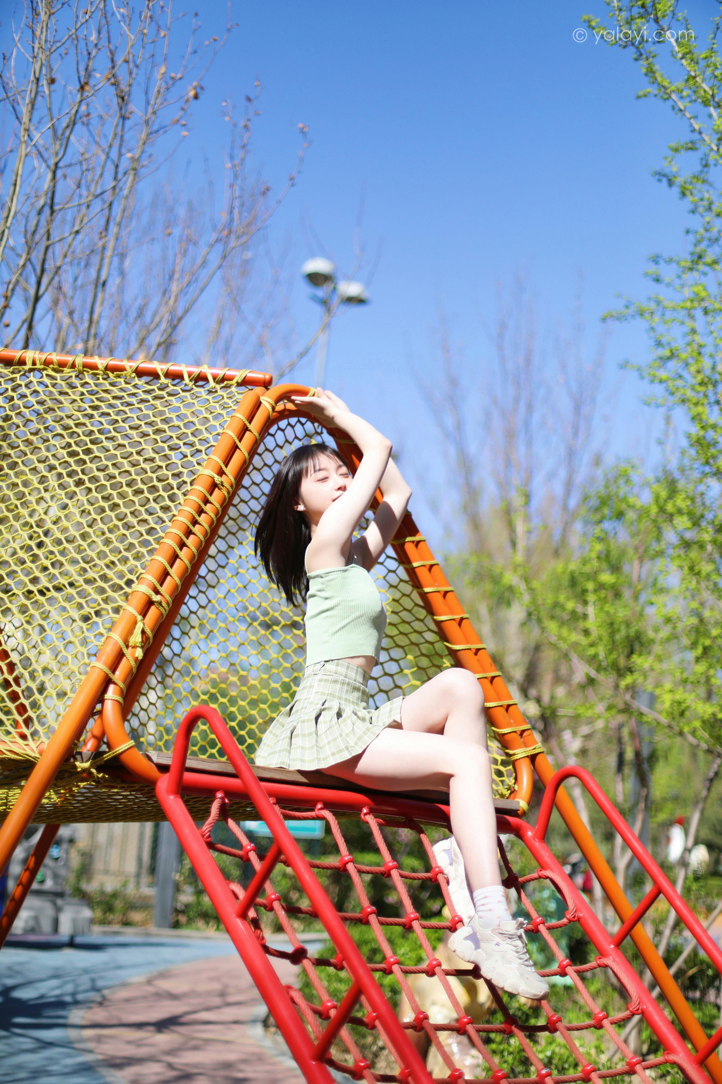 [YALAYI雅拉伊]2022.04.23 春柔 京京 性感小背心加格子短裙清纯写真集第2张