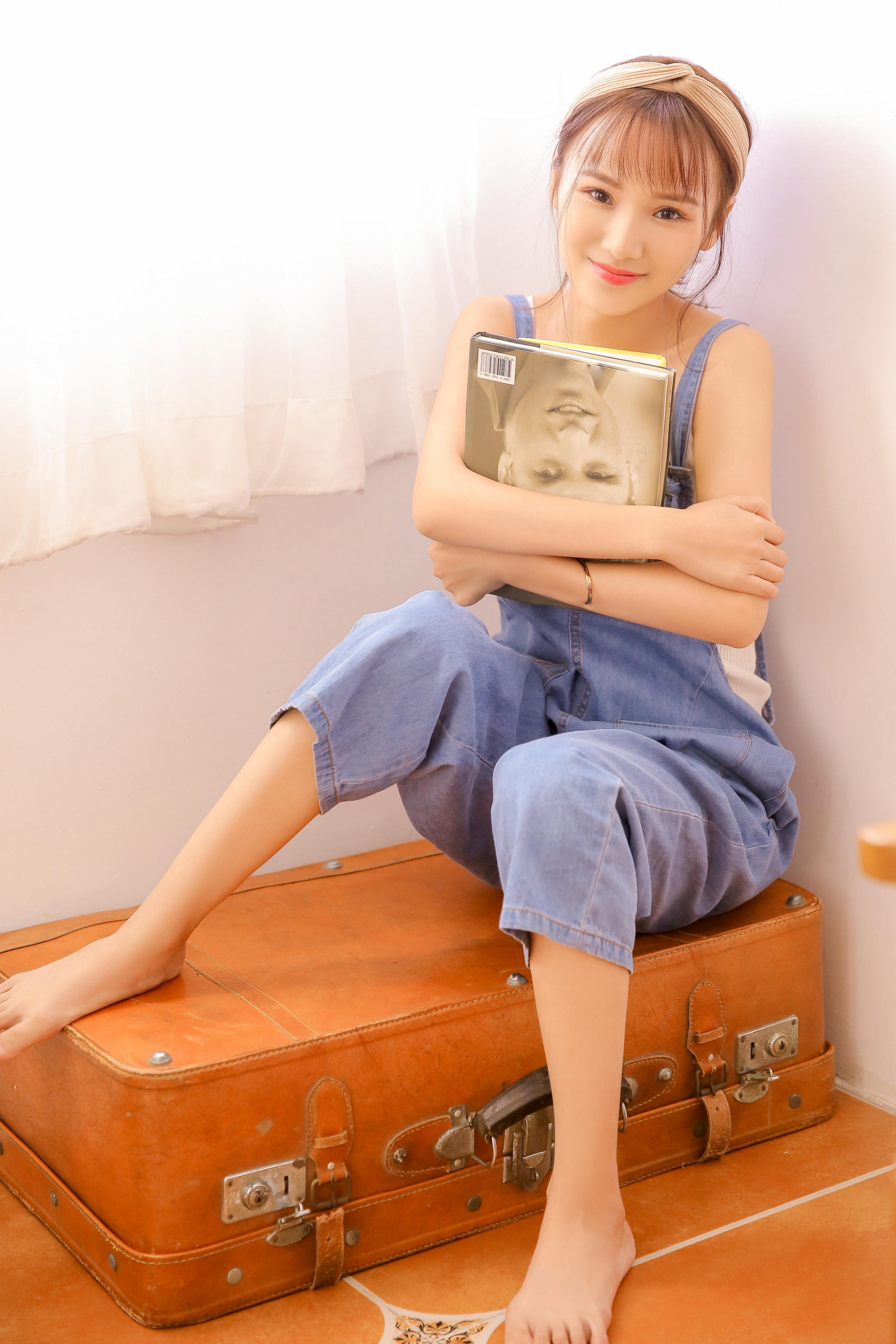 [YALAYI雅拉伊]2022.05.20 飒爽女生 灰色背带牛仔裤加白色性感小背心清纯写真集第4张