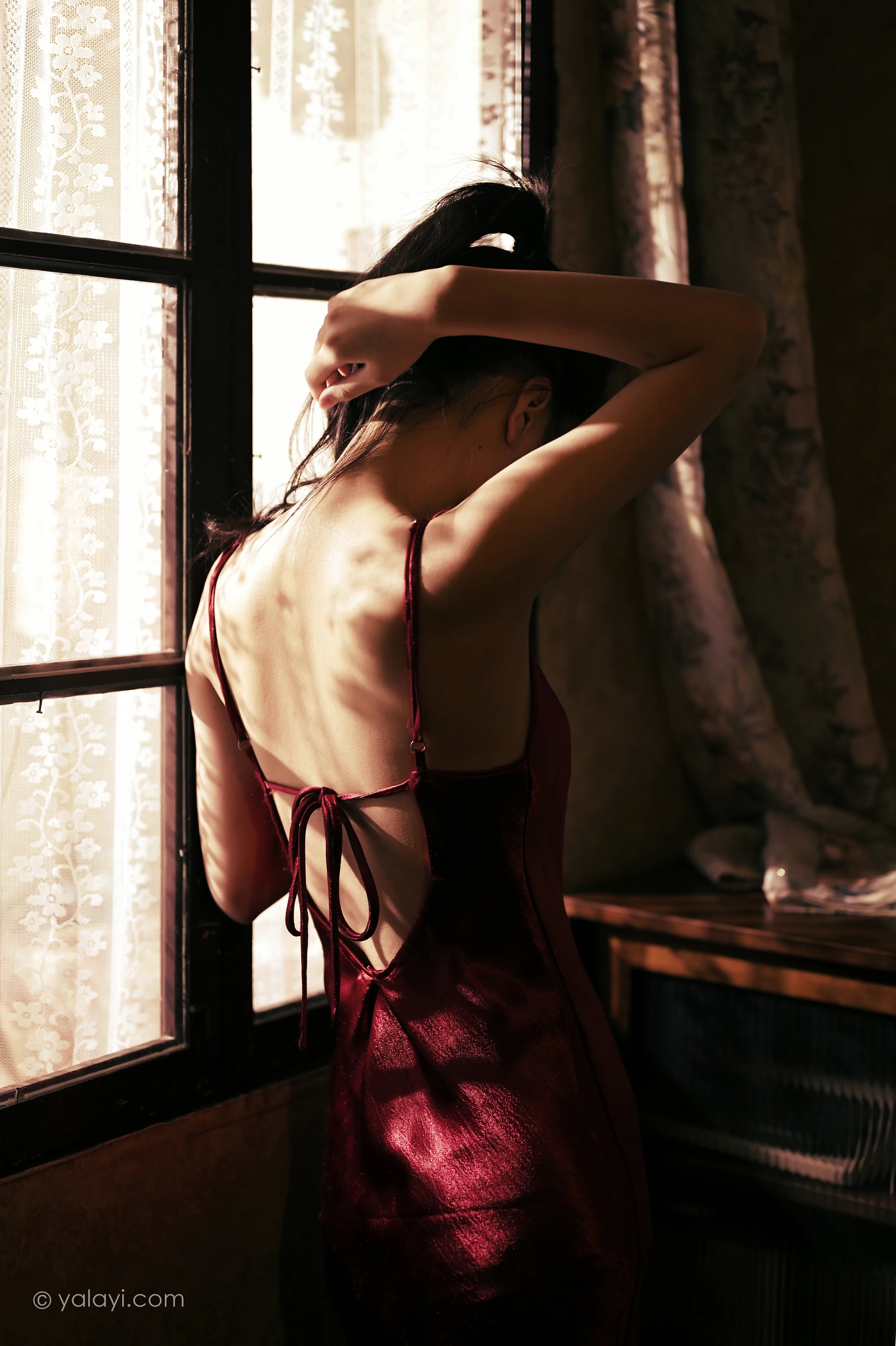 [YALAYI雅拉伊]NO.746 《岁月静好》 方岚 红色吊带裸背连衣裙性感写真集第11张