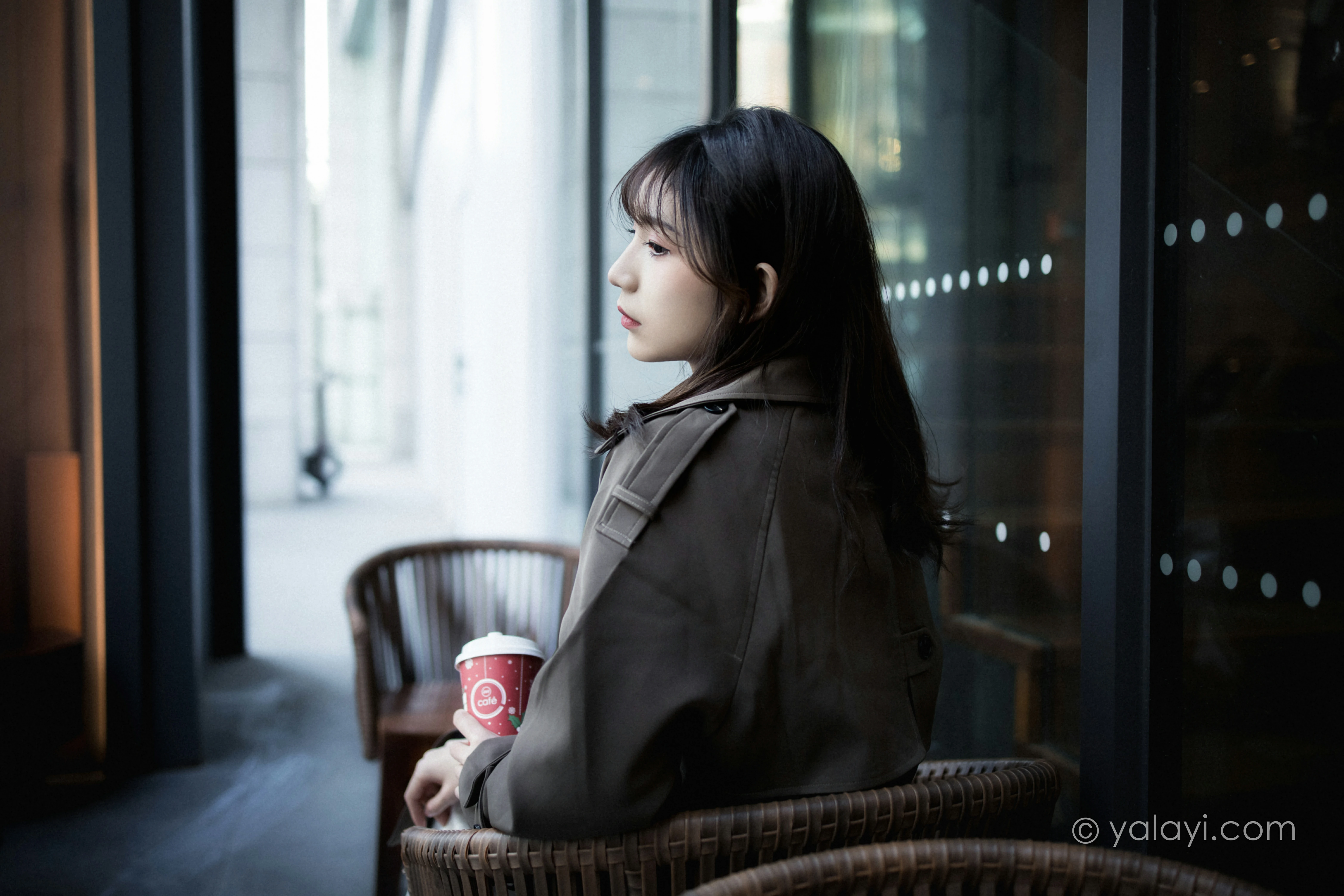 [YALAYI雅拉伊]NO.760 迷失在都市 果果 黑色连身风衣街拍写真集第2张