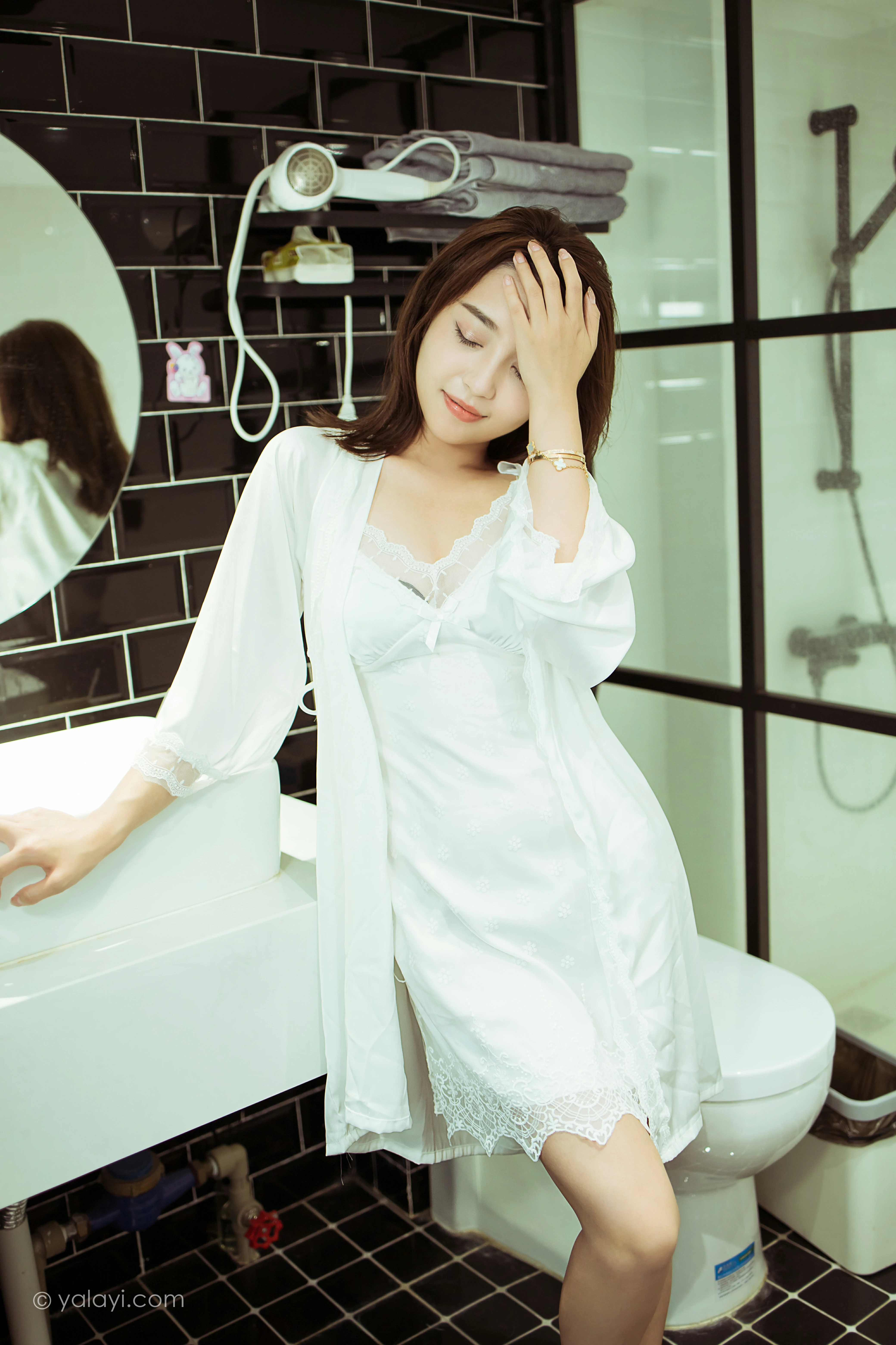 [YALAYI雅拉伊]NO.815 任逍遥 雪儿 白色睡衣加蕾丝内衣性感私房写真集第2张