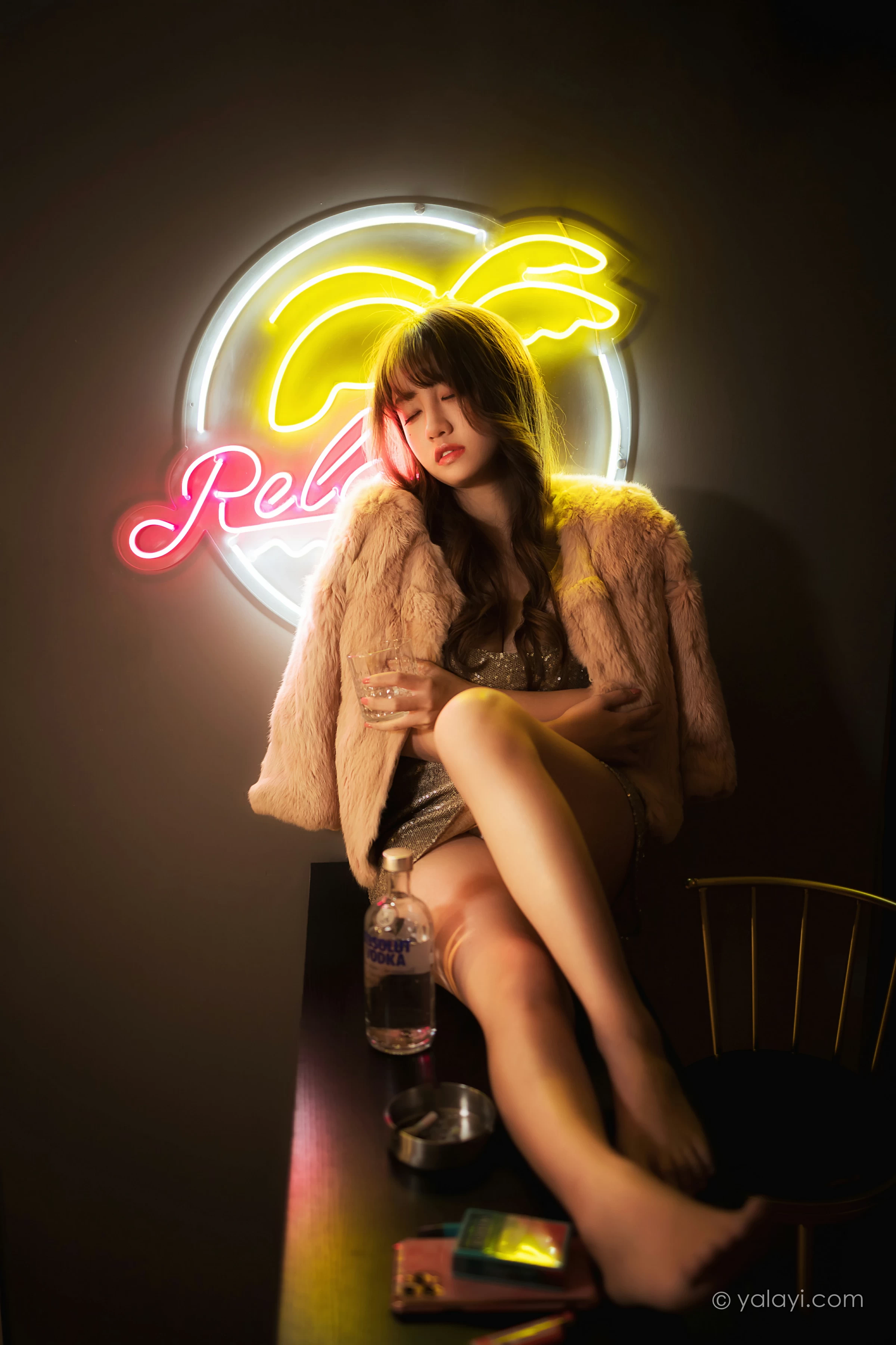 [YALAYI雅拉伊]NO.751 《独自买醉》 虞艺 貂皮大衣加银色吊带连衣裙性感写真集第6张