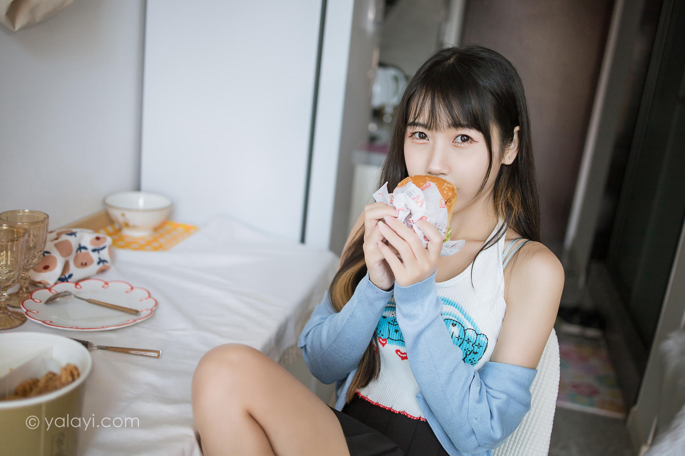 [YALAYI雅拉伊]2022.02.18 回我们家 弈思 白色小背心加黑色短裙性感私房写真集第11张