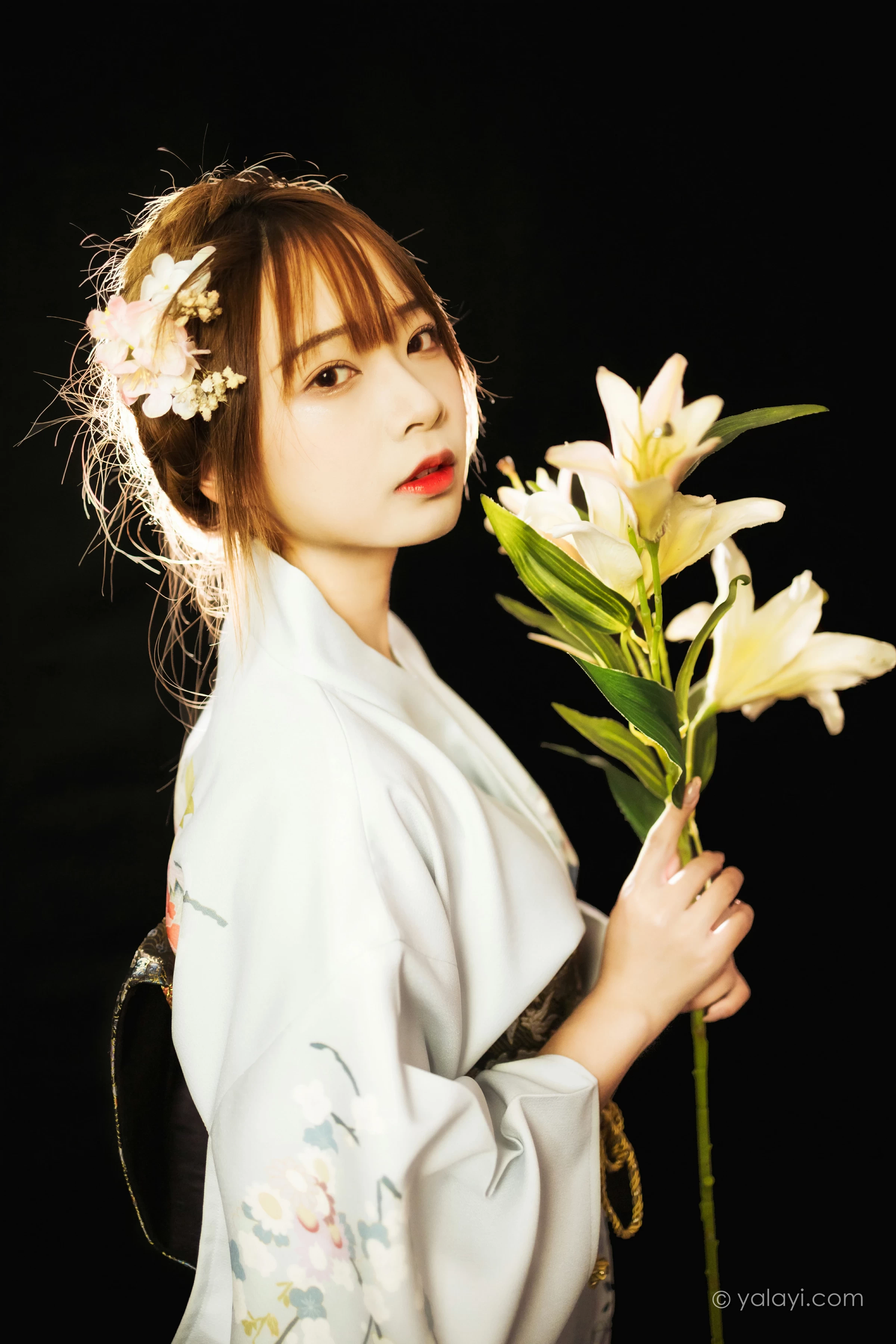 [YALAYI雅拉伊]NO.747 《神明少女》 阿禾 白色和服与蕾丝婚纱性感私房写真集第2张