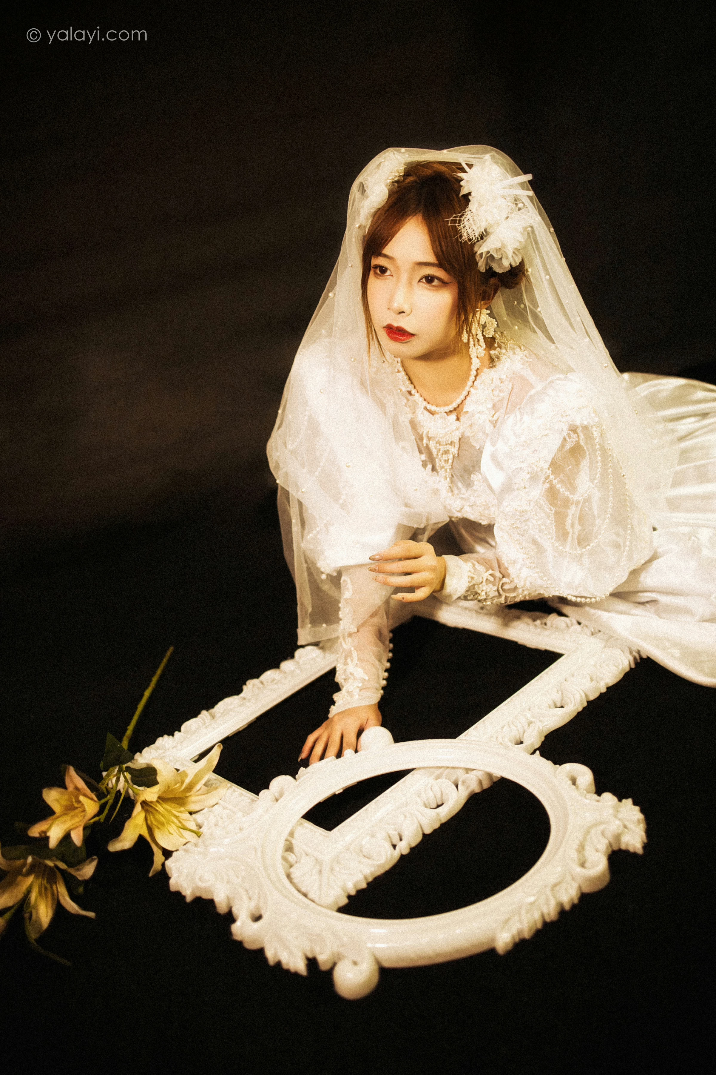 [YALAYI雅拉伊]NO.747 《神明少女》 阿禾 白色和服与蕾丝婚纱性感私房写真集第9张