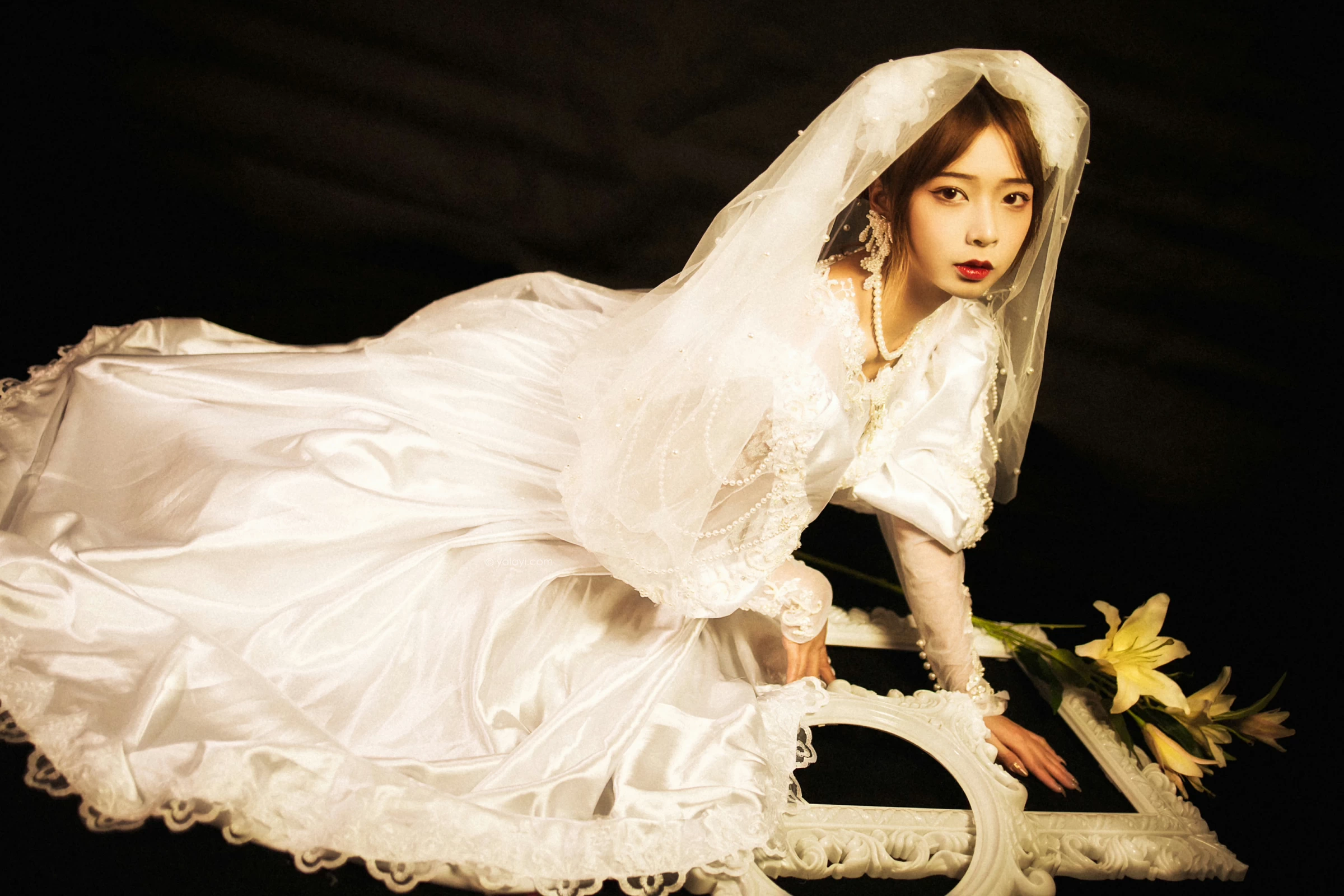 [YALAYI雅拉伊]NO.747 《神明少女》 阿禾 白色和服与蕾丝婚纱性感私房写真集第11张