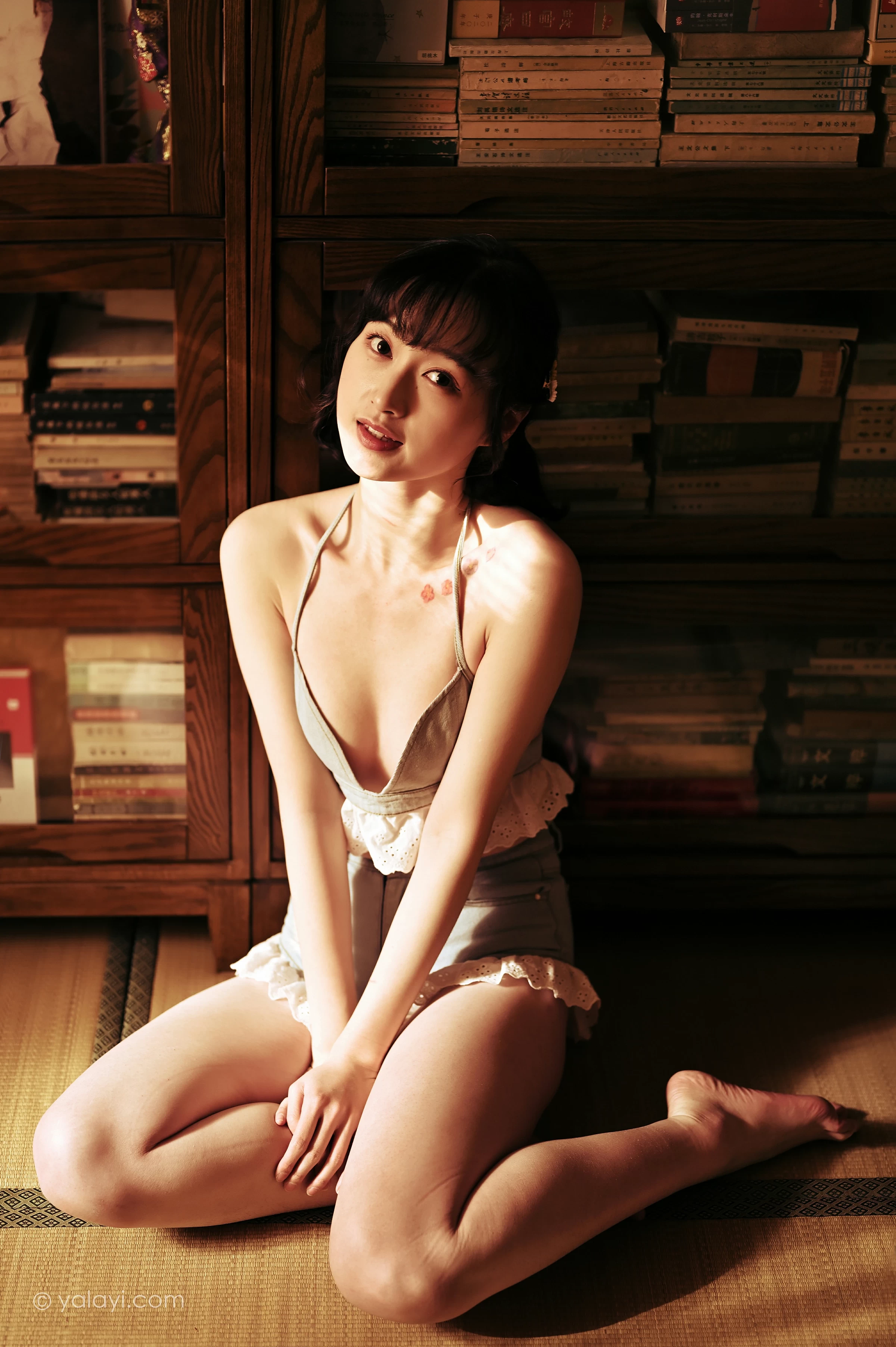 [YALAYI雅拉伊]NO.752 《新半藏深林》 京京 灰色情趣内衣加短裤性感写真集第2张