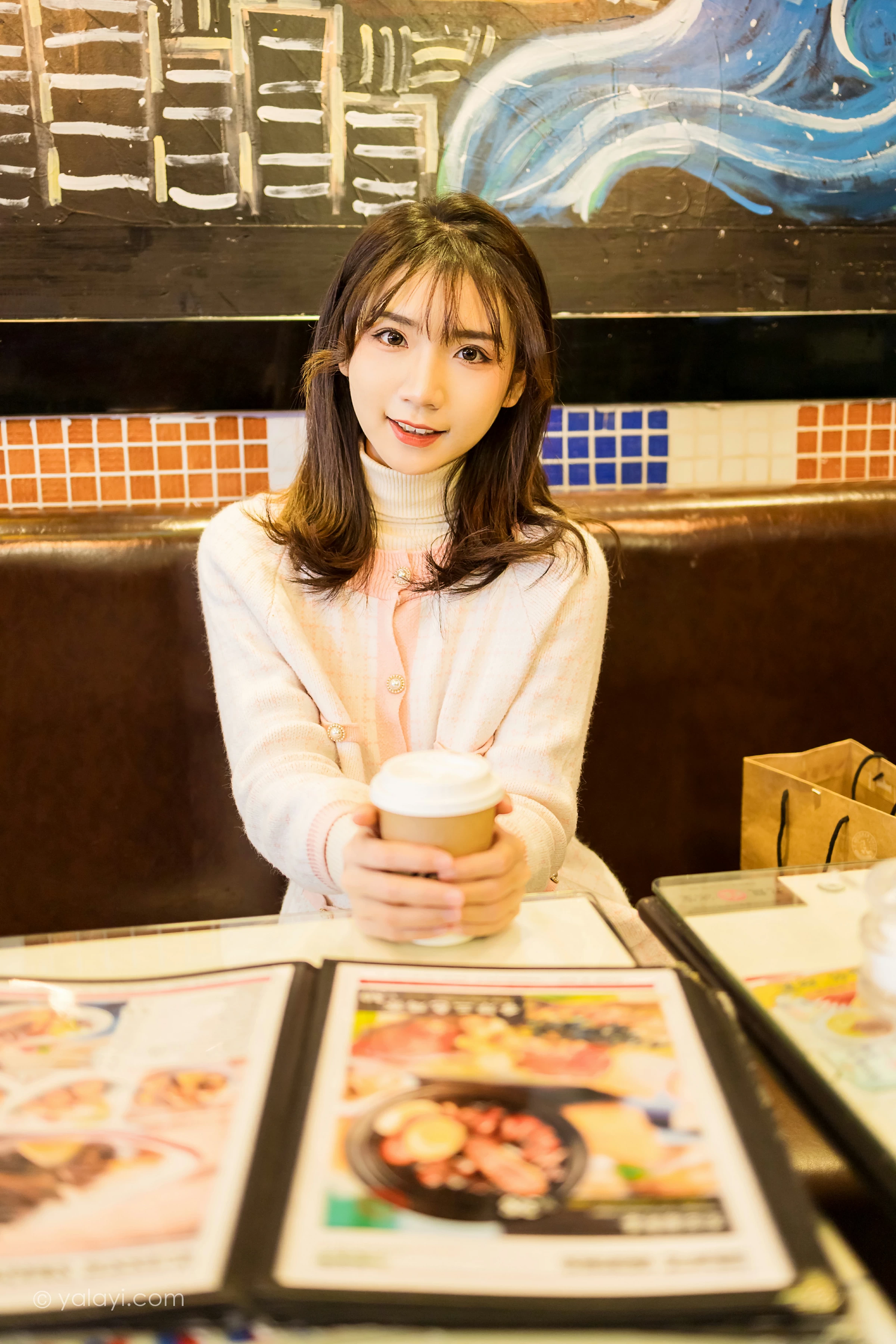 [YALAYI雅拉伊]NO.750 《甜蜜约会》 果果 粉色外套加白色长裙街拍写真第2张