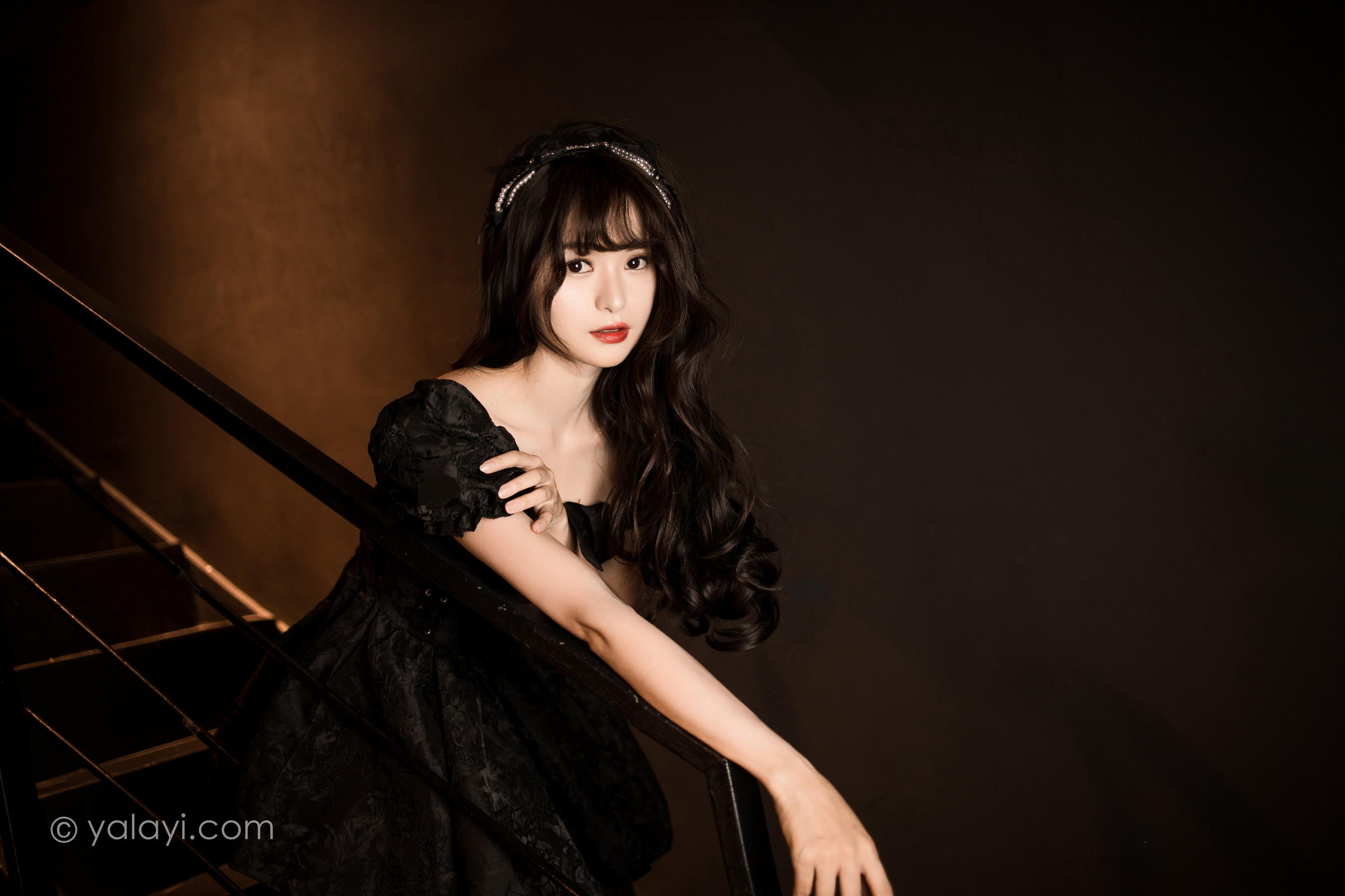 [YALAYI雅拉伊]2022.10.17 手办女友 小亭 黑色蕾丝连衣裙加黑色丝袜美腿清纯写真集第4张