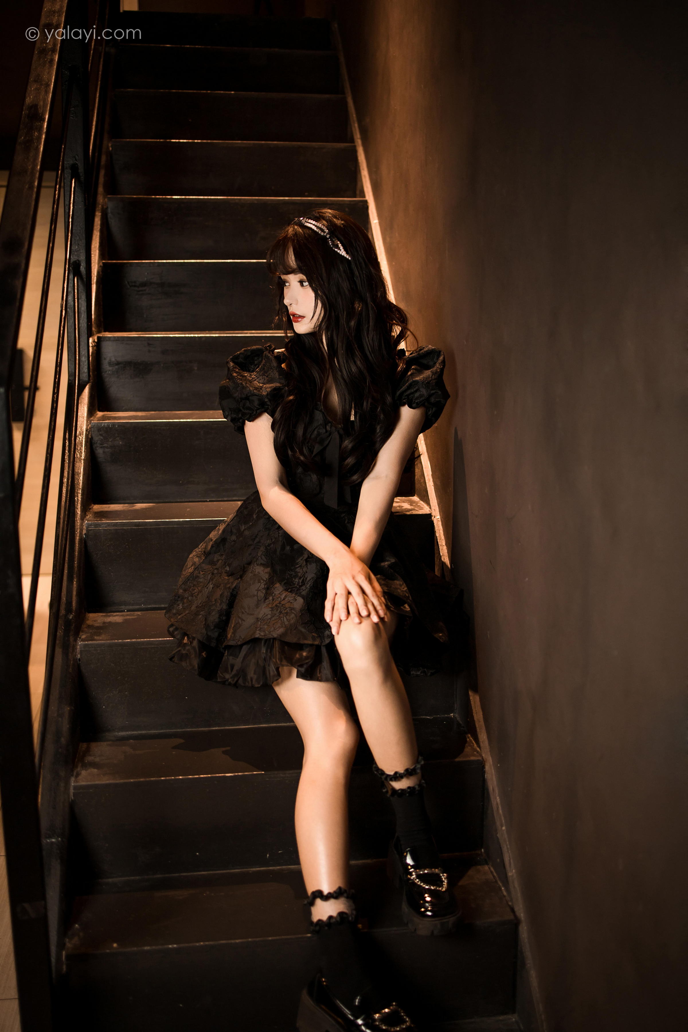 [YALAYI雅拉伊]2022.10.17 手办女友 小亭 黑色蕾丝连衣裙加黑色丝袜美腿清纯写真集第2张
