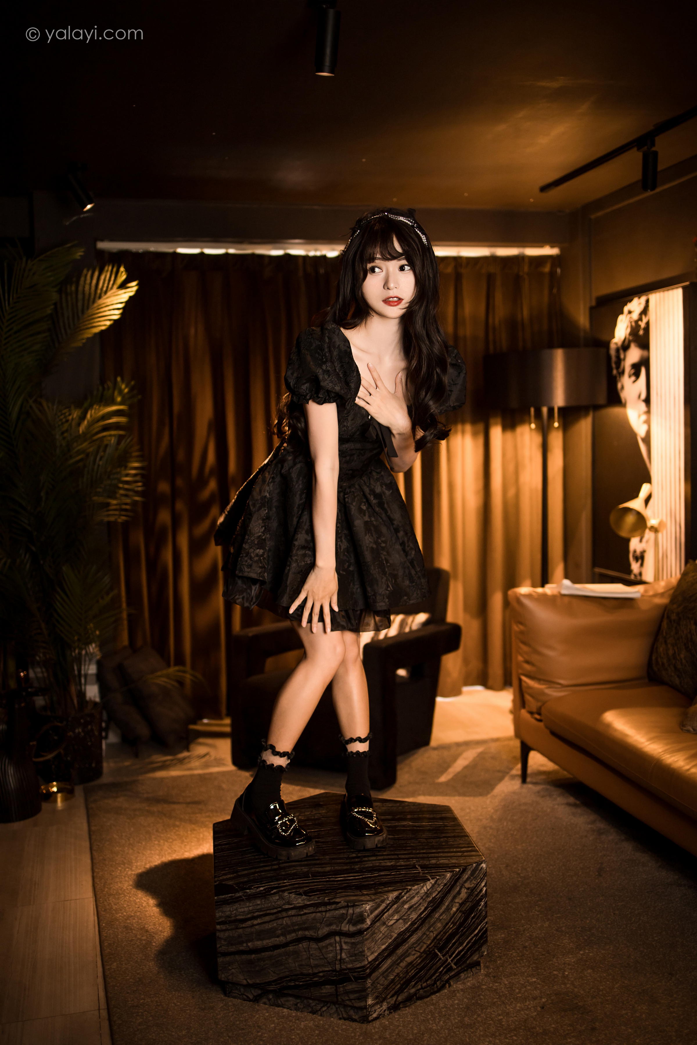 [YALAYI雅拉伊]2022.10.17 手办女友 小亭 黑色蕾丝连衣裙加黑色丝袜美腿清纯写真集第9张