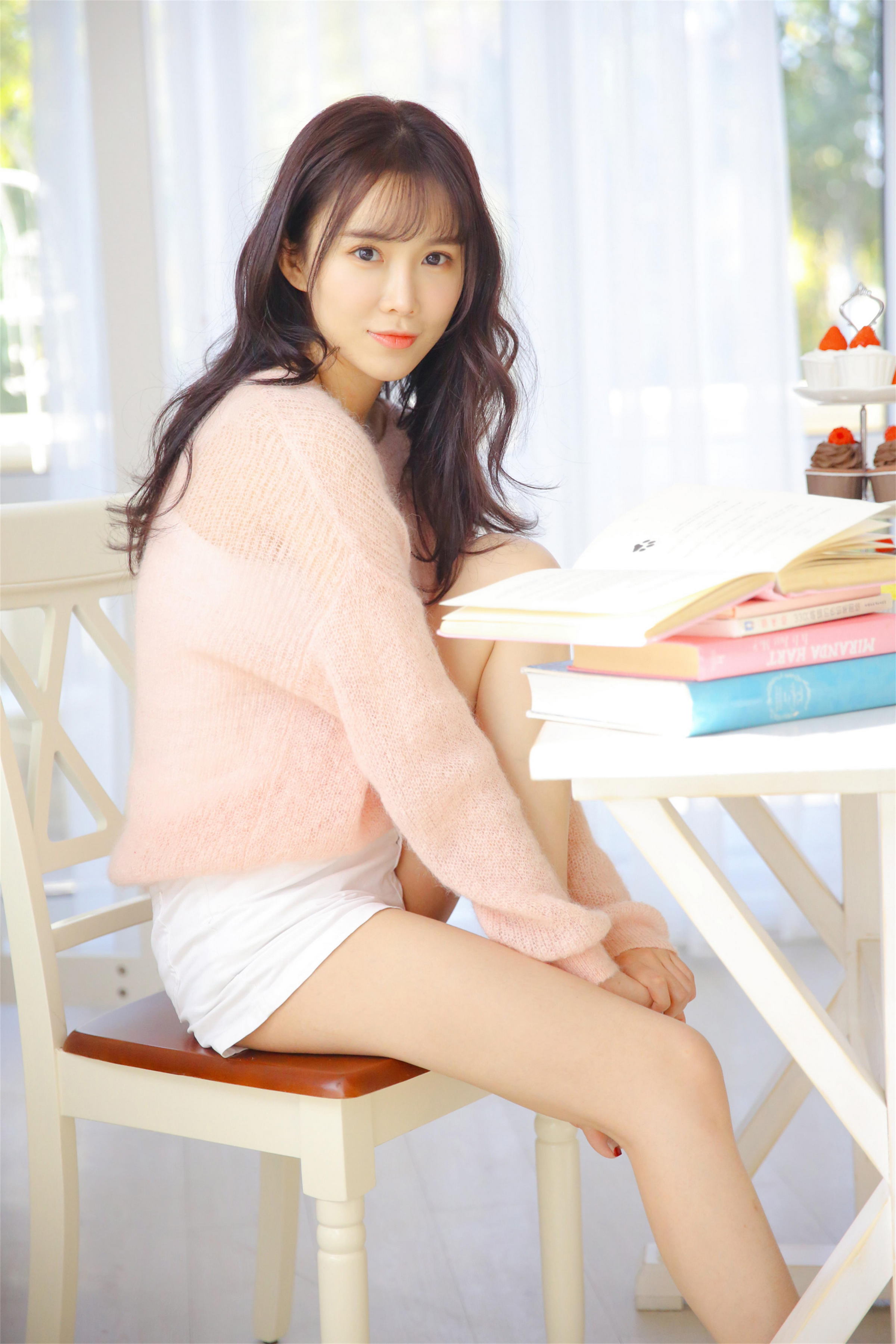 [YALAYI雅拉伊]2022.10.24 恋爱的味道 清纯少女 粉色镂空毛衣加白色短裤写真集第3张