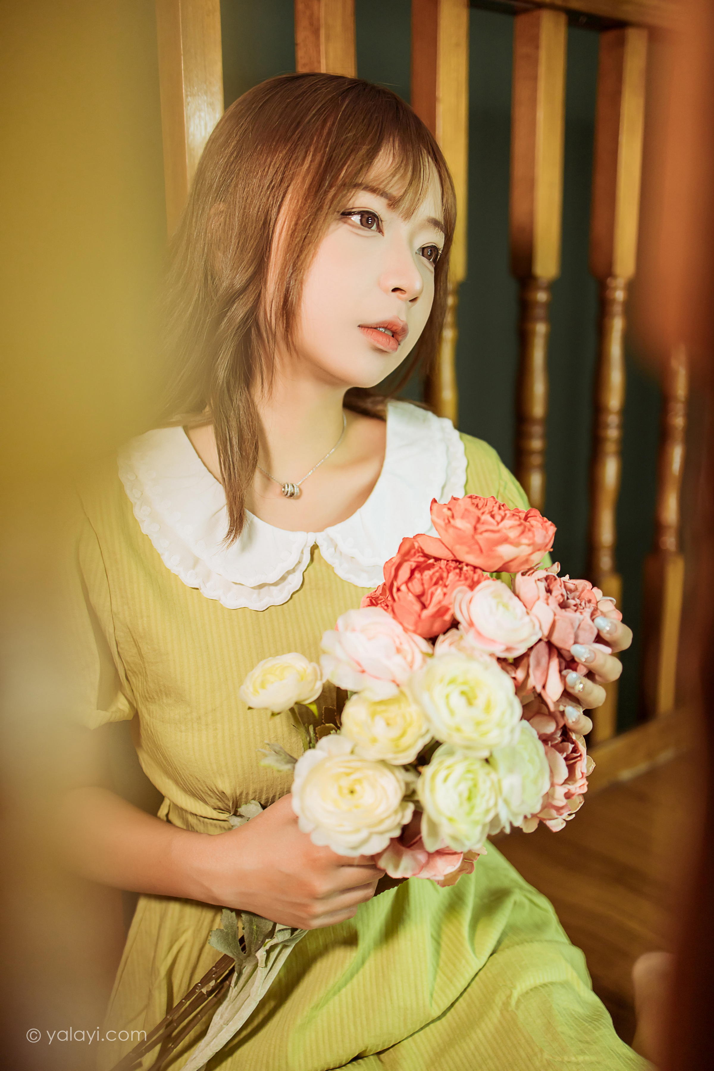 [YALAYI雅拉伊]2022.11.08 岁月 阿禾 淡黄色复古连衣裙居家清纯写真集第12张