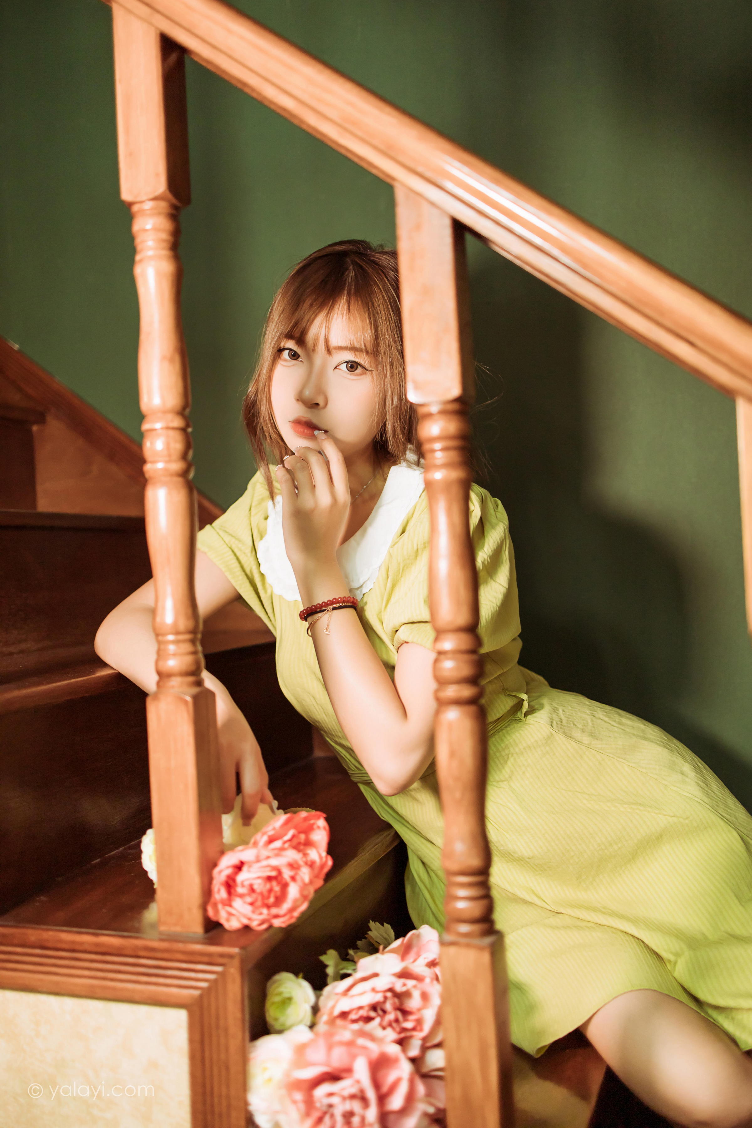 [YALAYI雅拉伊]2022.11.08 岁月 阿禾 淡黄色复古连衣裙居家清纯写真集第7张