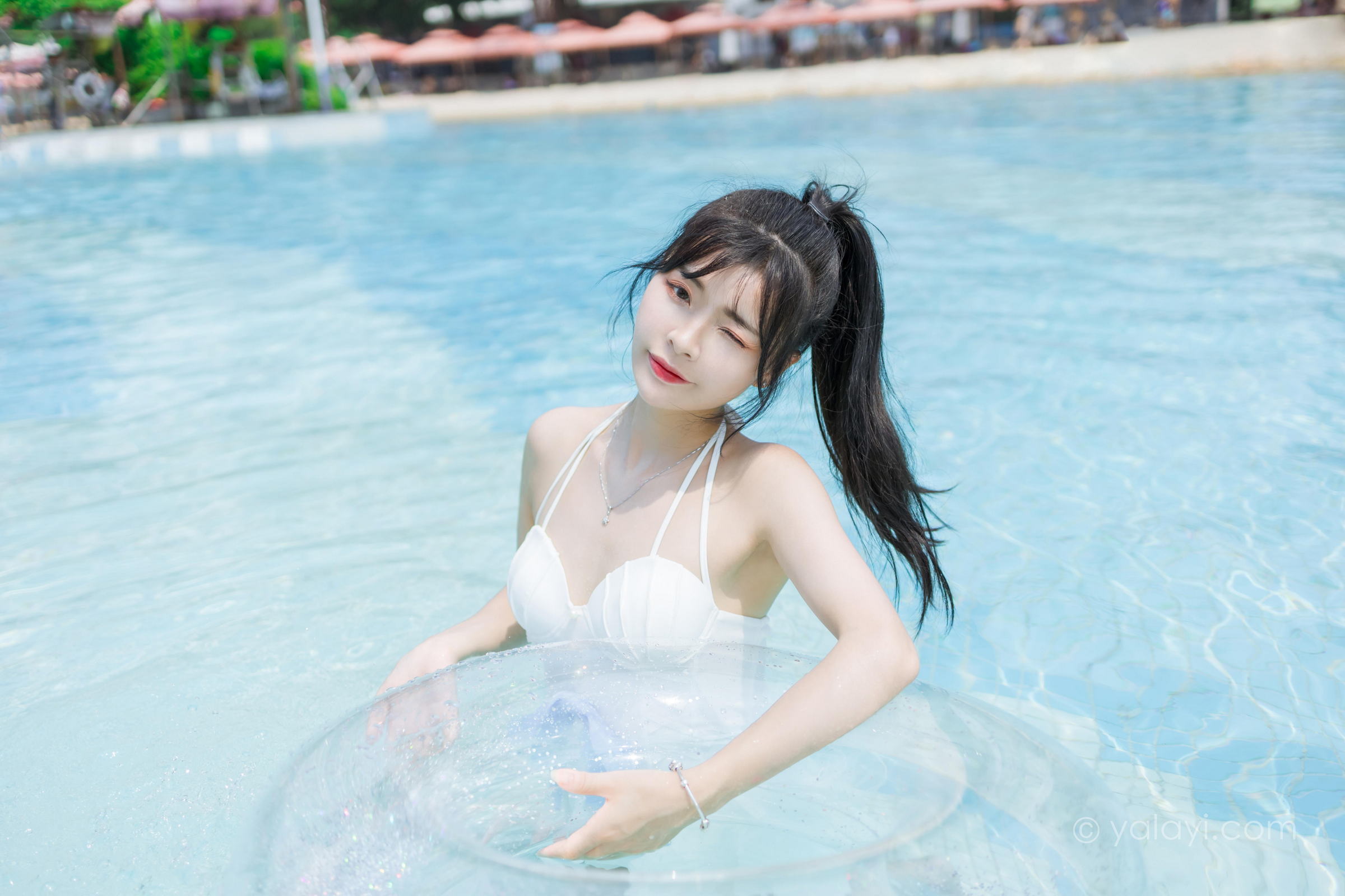 [YALAYI雅拉伊]2022.11.12 美人鱼 程小蝶 白色吊带比基尼泳装小短裙性感写真集第6张