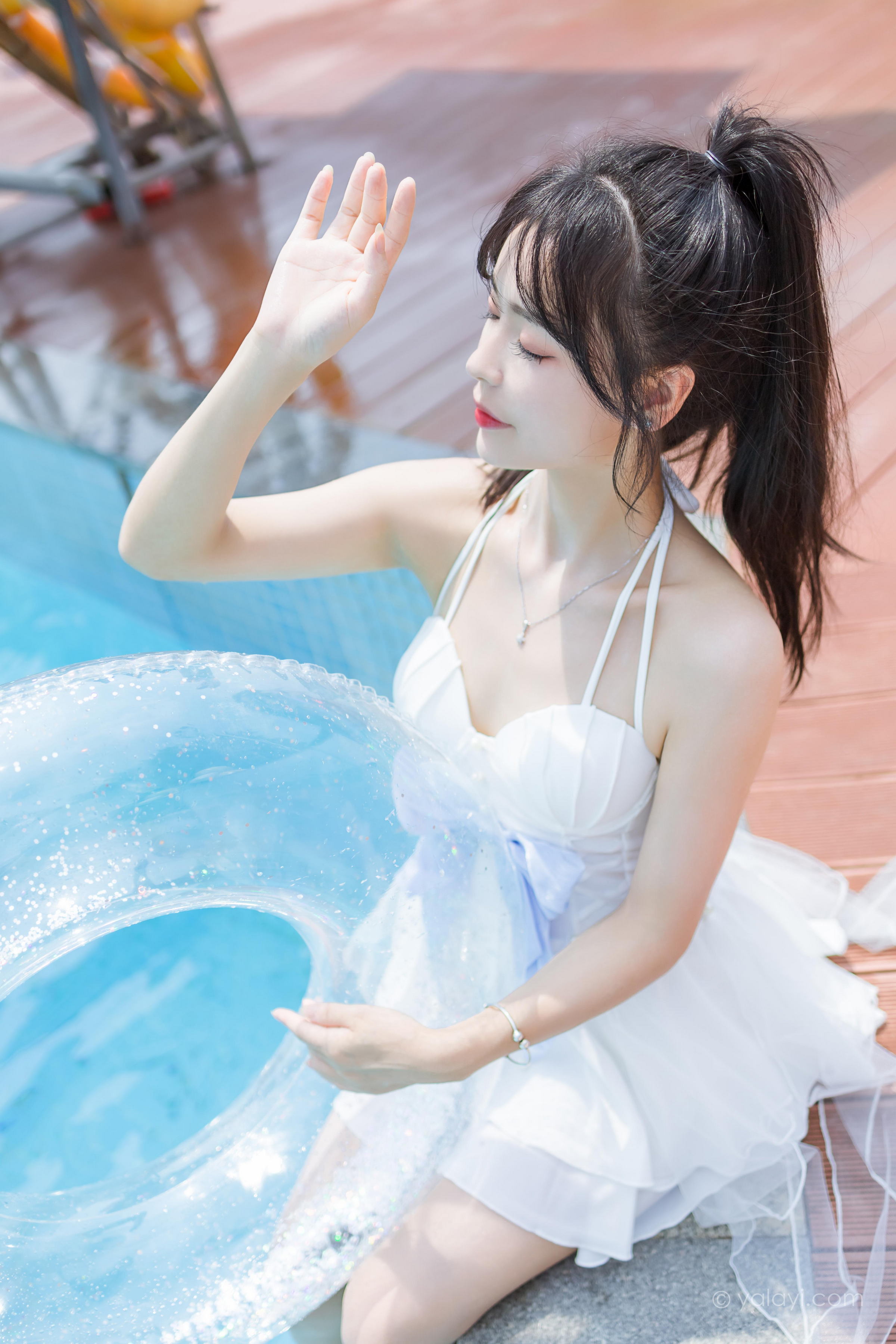 [YALAYI雅拉伊]2022.11.12 美人鱼 程小蝶 白色吊带比基尼泳装小短裙性感写真集第1张