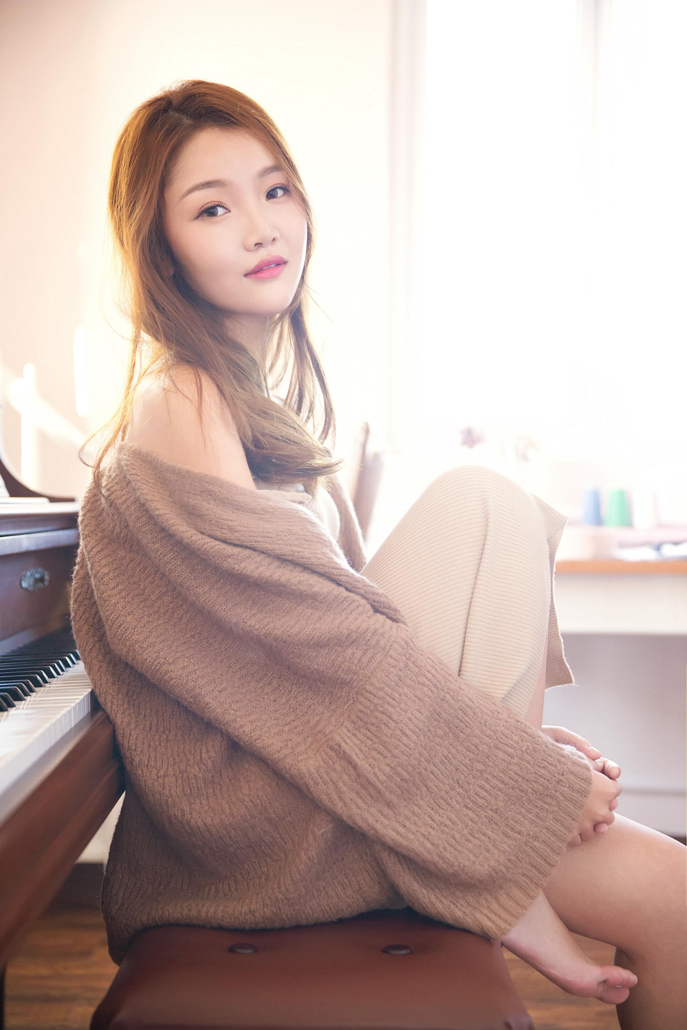 [YALAYI雅拉伊]2022.11.16 可爱的小美人儿 橙色外套加棕色吊带连衣裙居家清纯写真集第1张