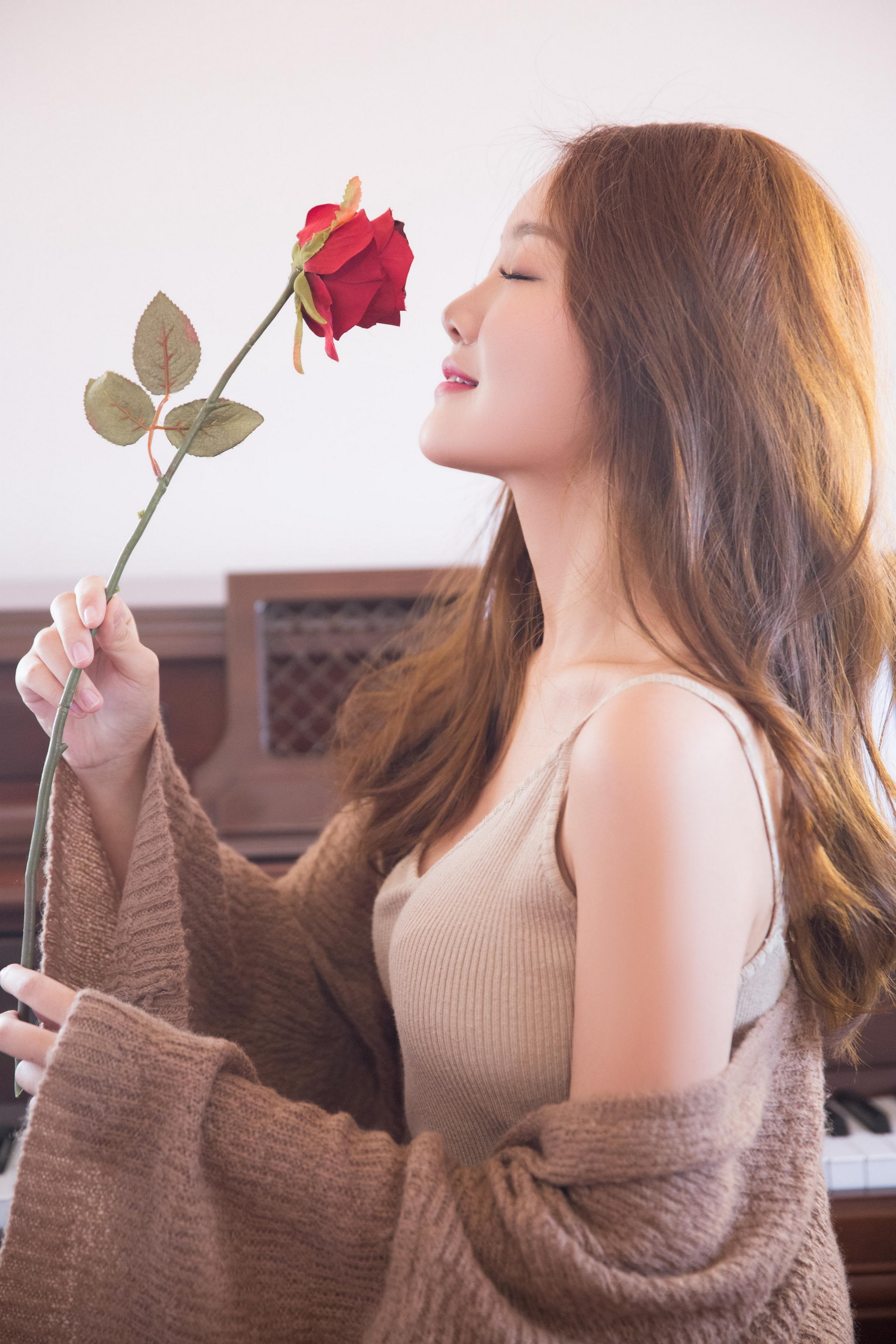 [YALAYI雅拉伊]2022.11.16 可爱的小美人儿 橙色外套加棕色吊带连衣裙居家清纯写真集第4张