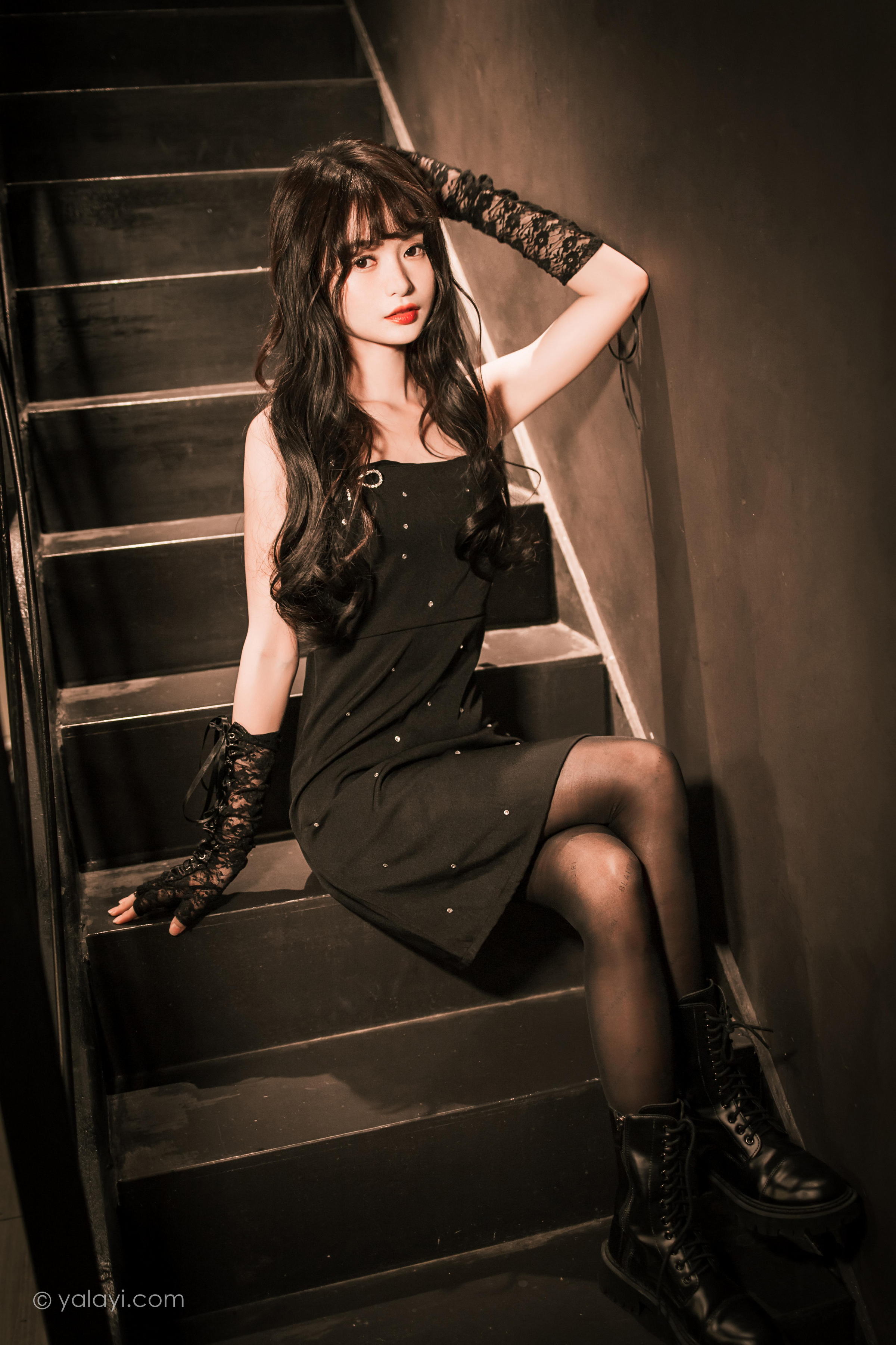 [YALAYI雅拉伊]2022.11.22 一丝忧郁 小亭 黑色吊带连衣裙加黑丝美腿性感复古写真集第6张