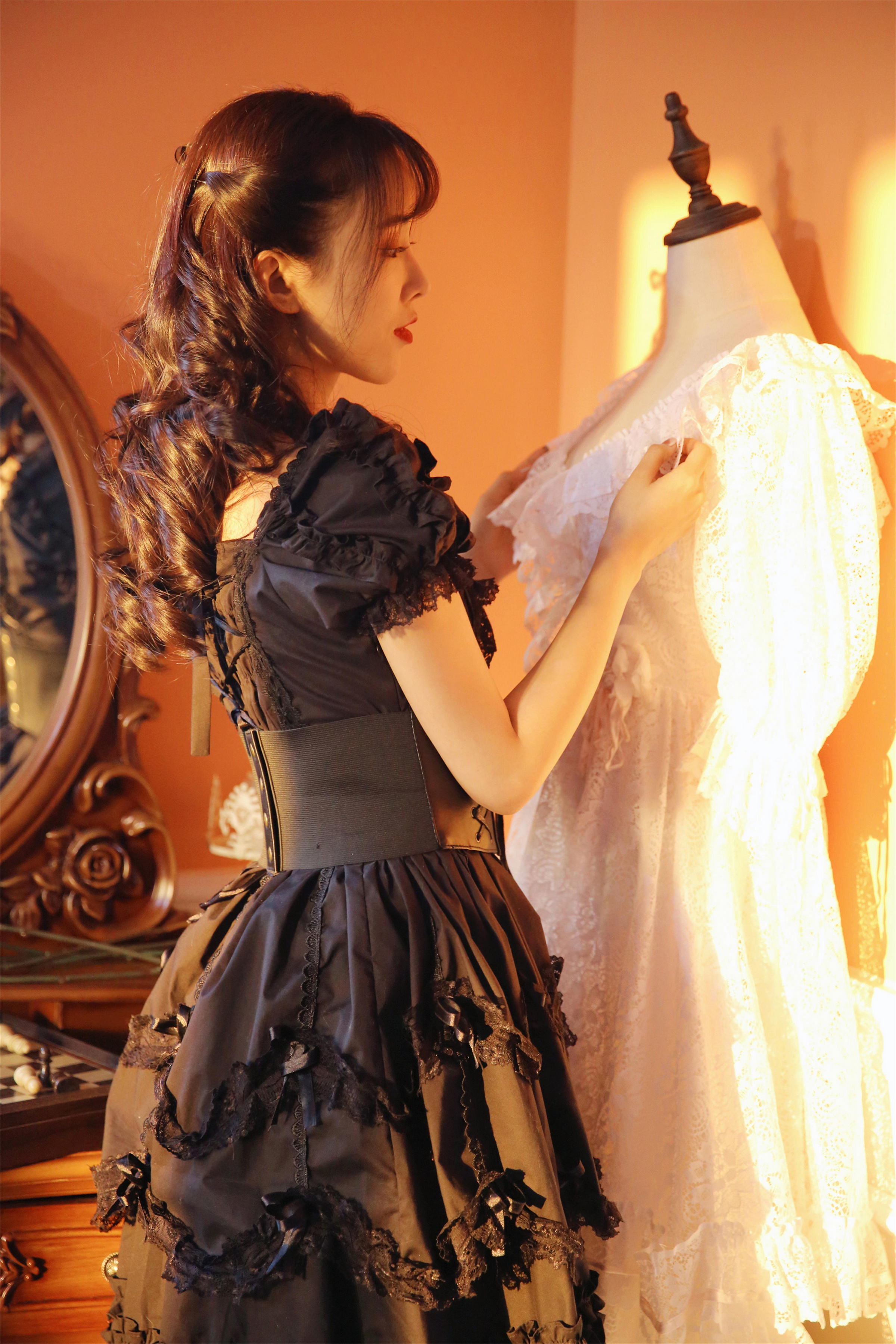 [YALAYI雅拉伊]2022.11.26 性感小妖精 黑色塑身蕾丝连衣裙复古私房写真集第8张