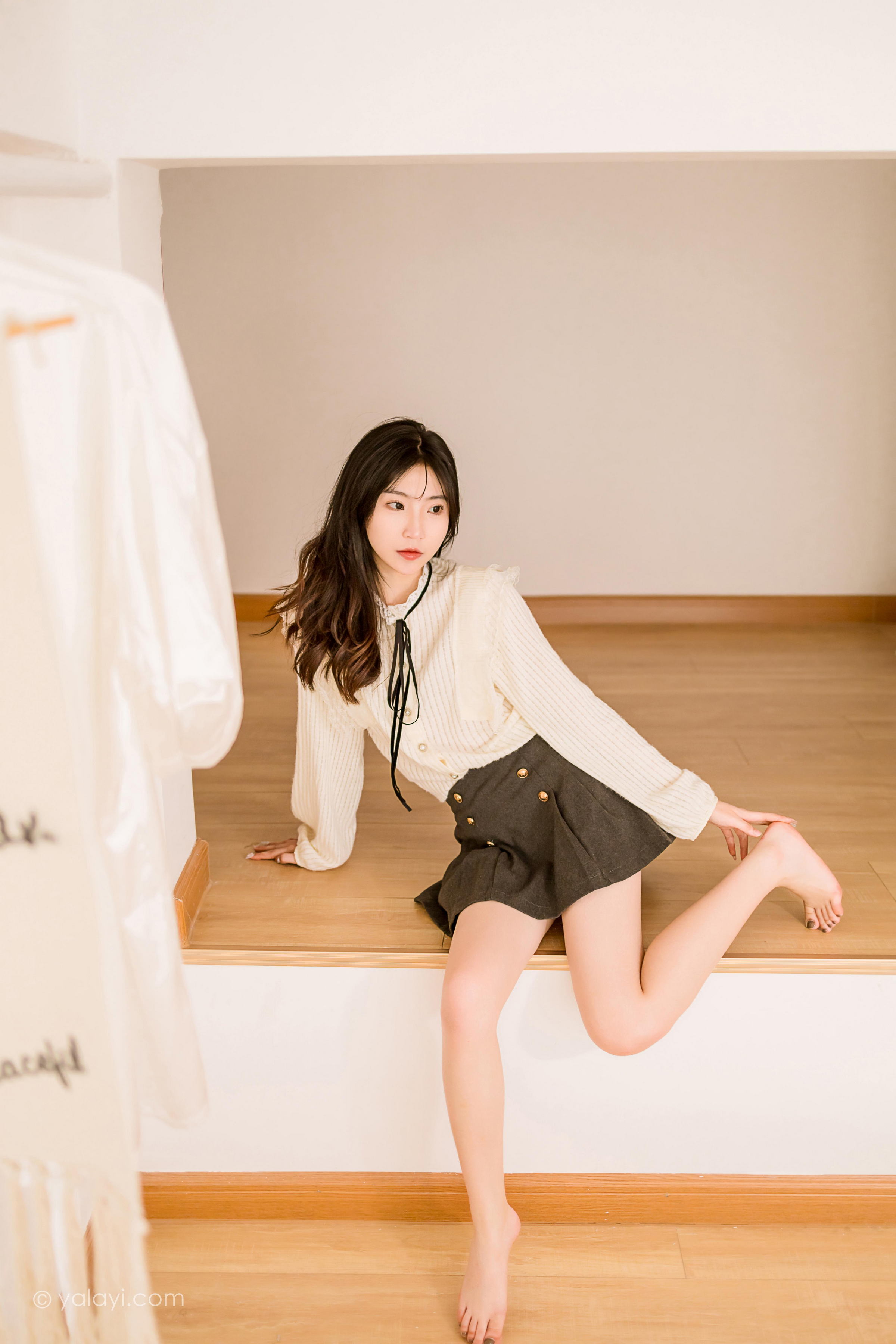 [YALAYI雅拉伊]2022.12.05 大幸福 小乔 白色镂空衬衫加灰色短裙居家清纯写真集第9张