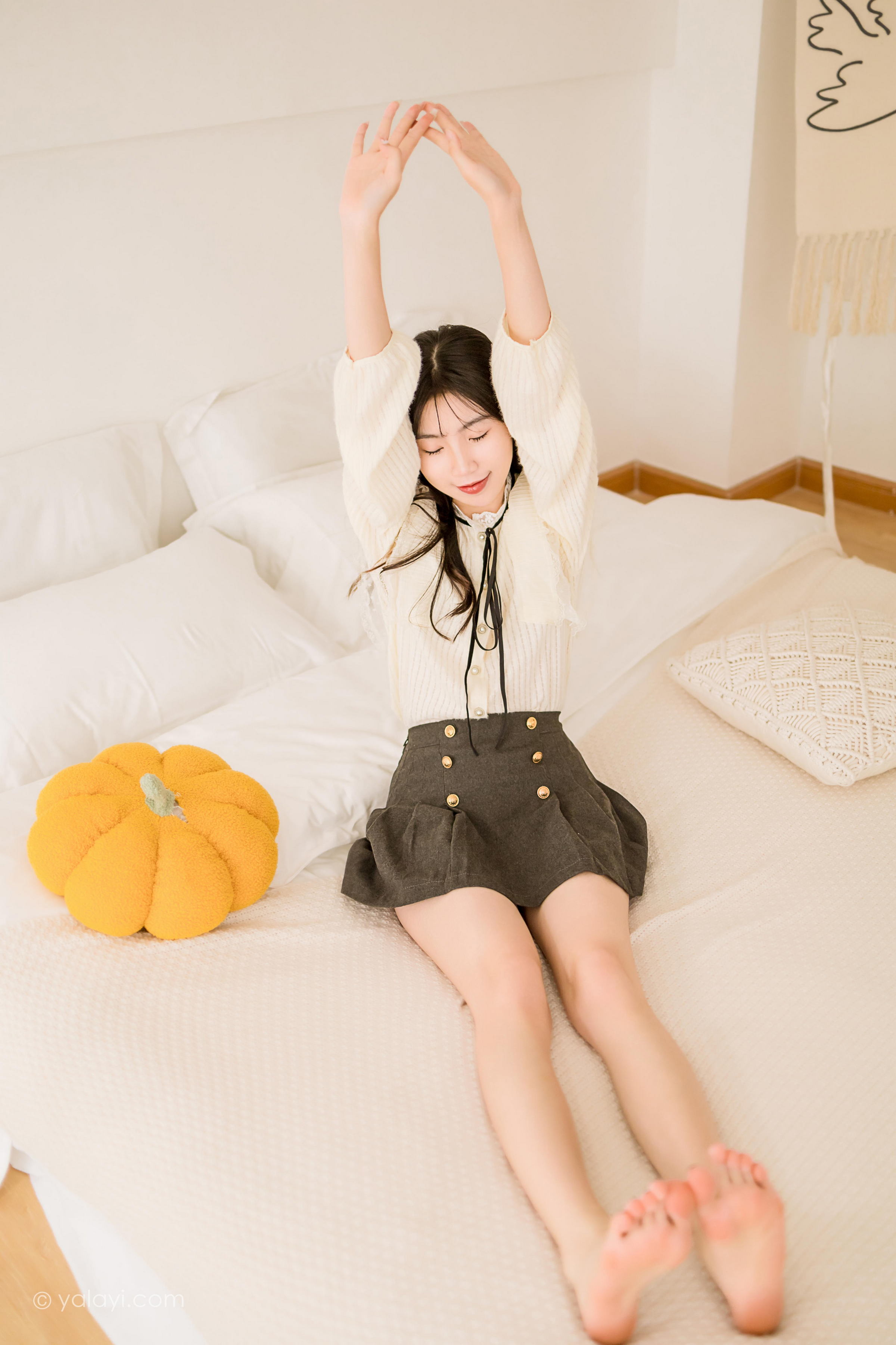 [YALAYI雅拉伊]2022.12.05 大幸福 小乔 白色镂空衬衫加灰色短裙居家清纯写真集第14张