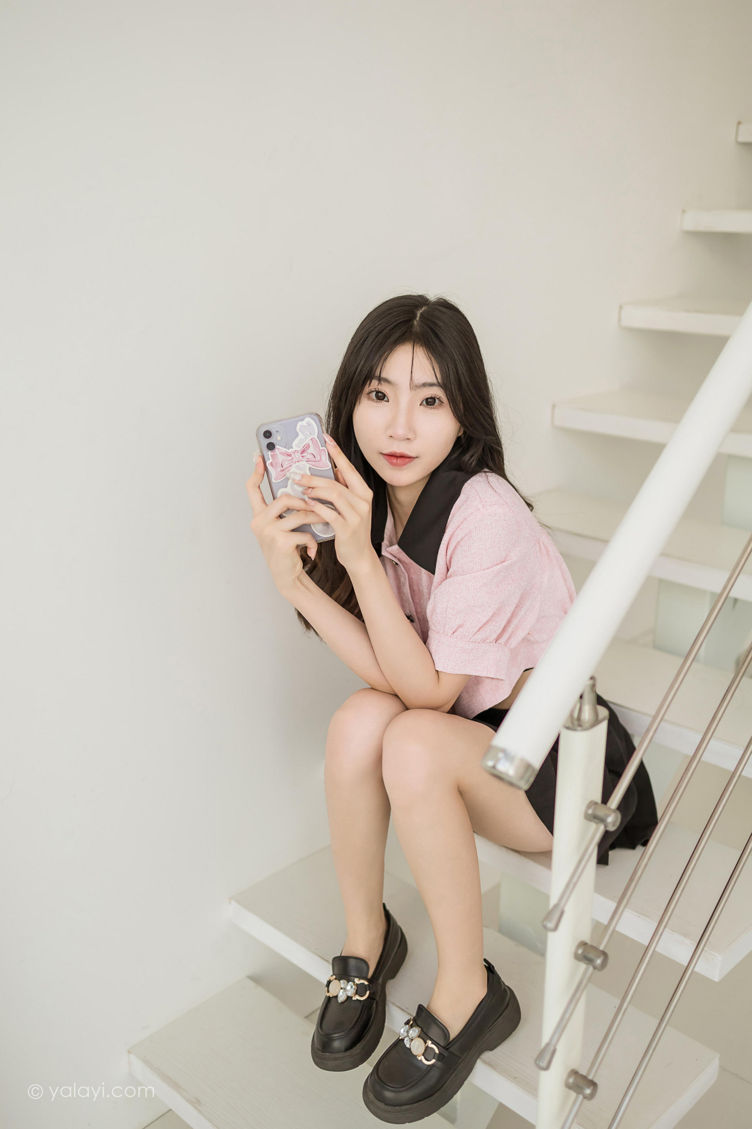 [YALAYI雅拉伊]2022.12.16 牛奶糖 小乔 粉色露腰小外套加黑色百褶短裙清纯写真集第11张
