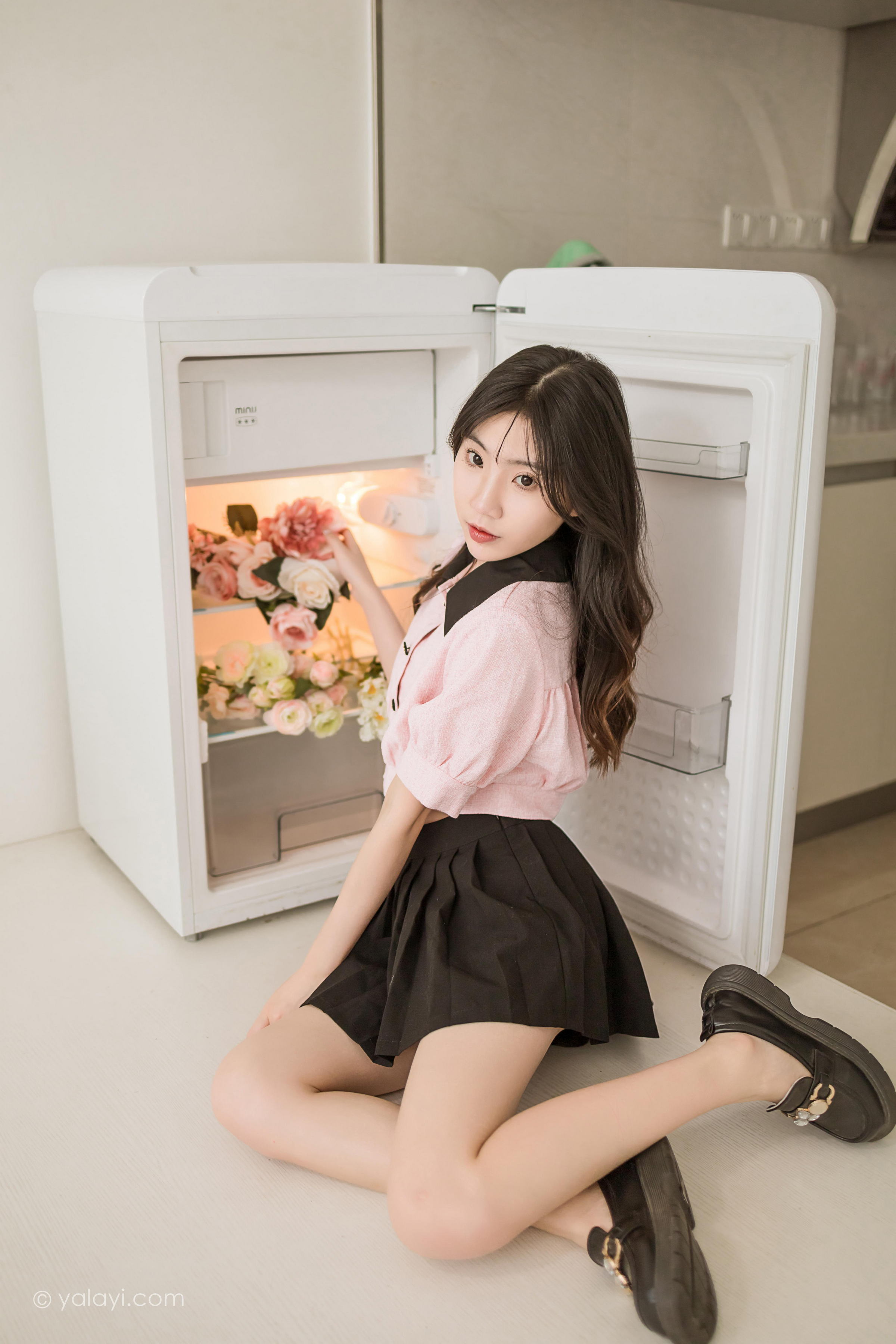 [YALAYI雅拉伊]2022.12.16 牛奶糖 小乔 粉色露腰小外套加黑色百褶短裙清纯写真集第12张