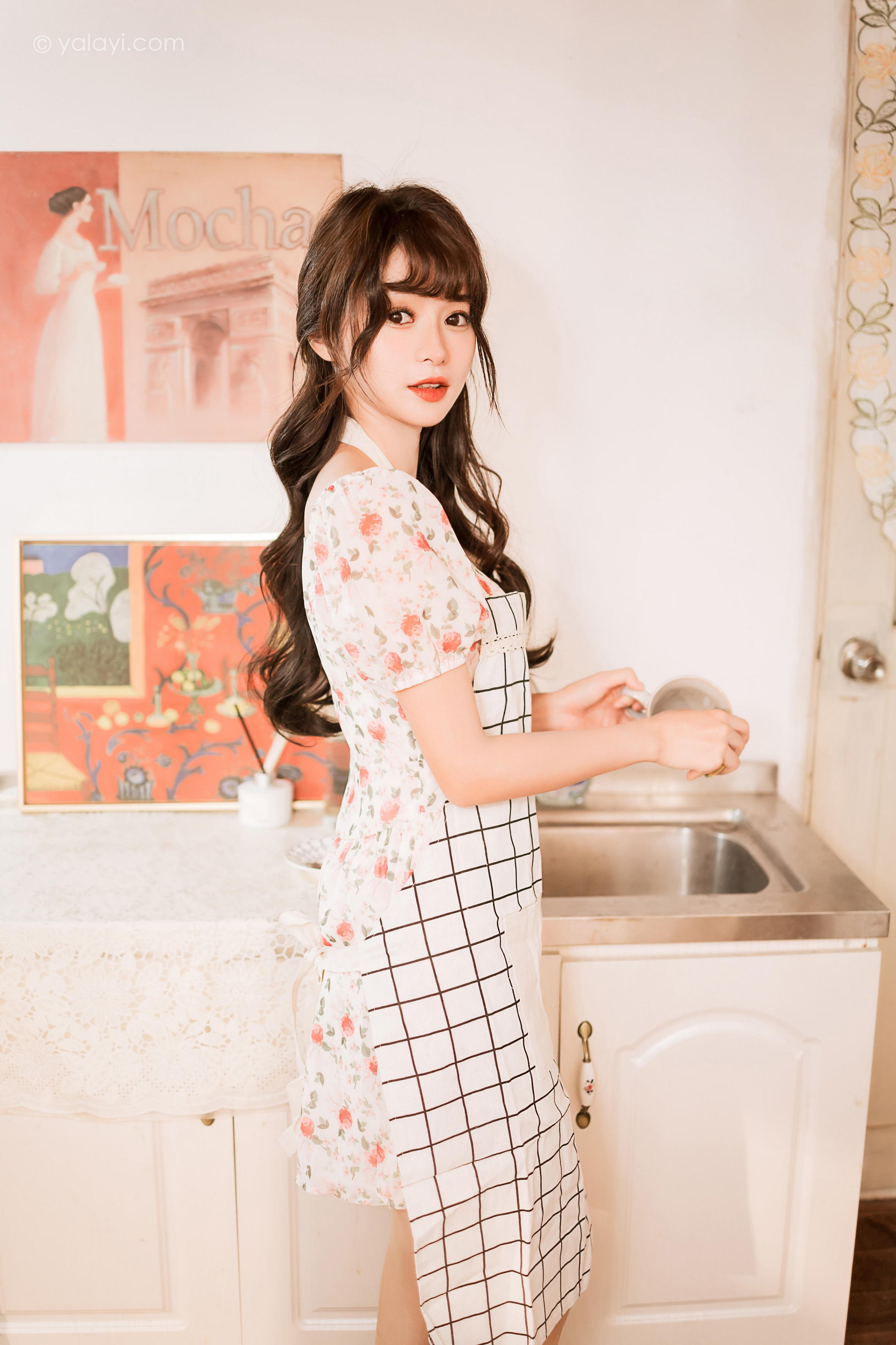 [YALAYI雅拉伊]2022.12.30 第一眼就喜欢上你 小亭 白色围裙加粉色碎花连衣裙居家清纯写真集第3张