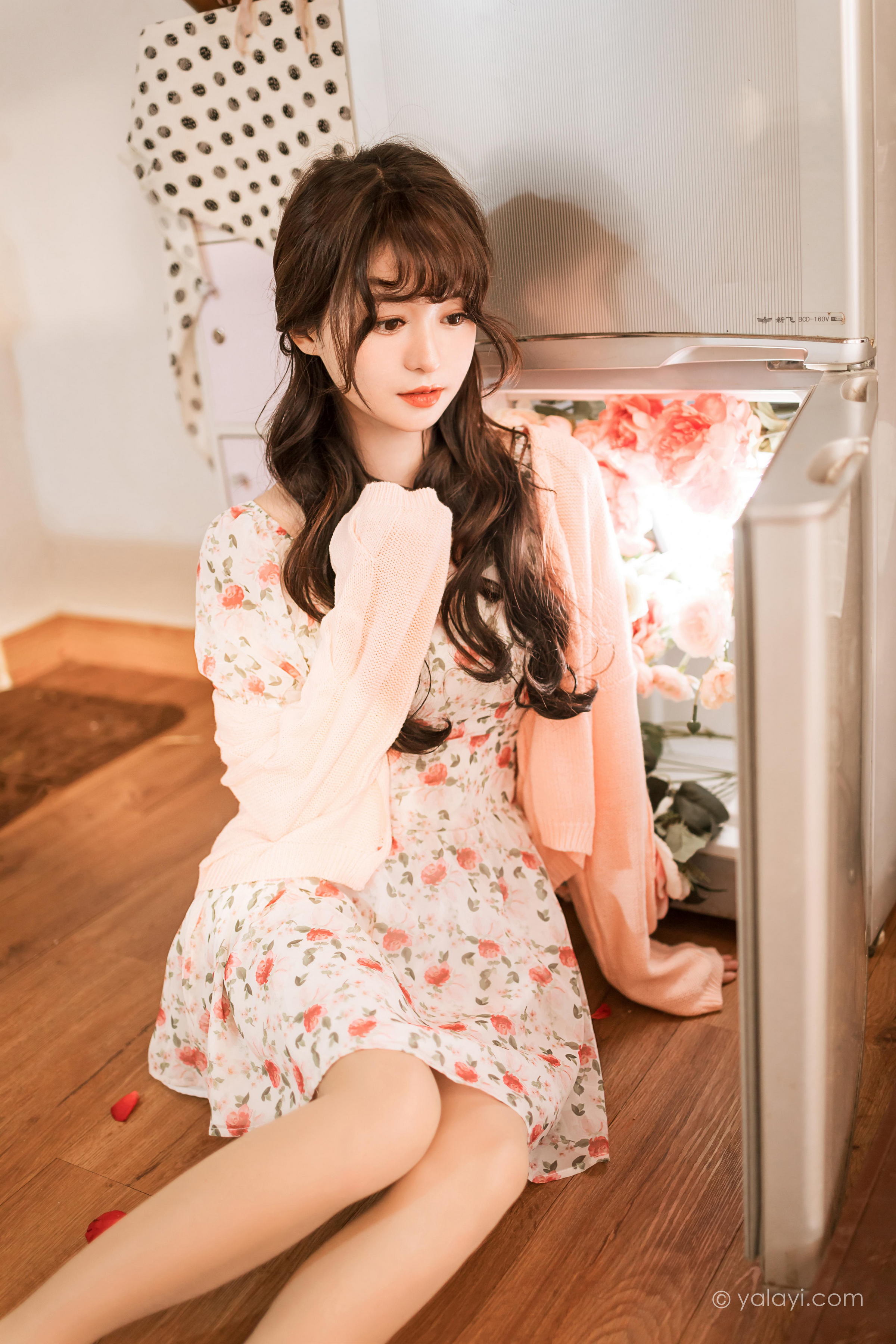 [YALAYI雅拉伊]2022.12.30 第一眼就喜欢上你 小亭 白色围裙加粉色碎花连衣裙居家清纯写真集第11张