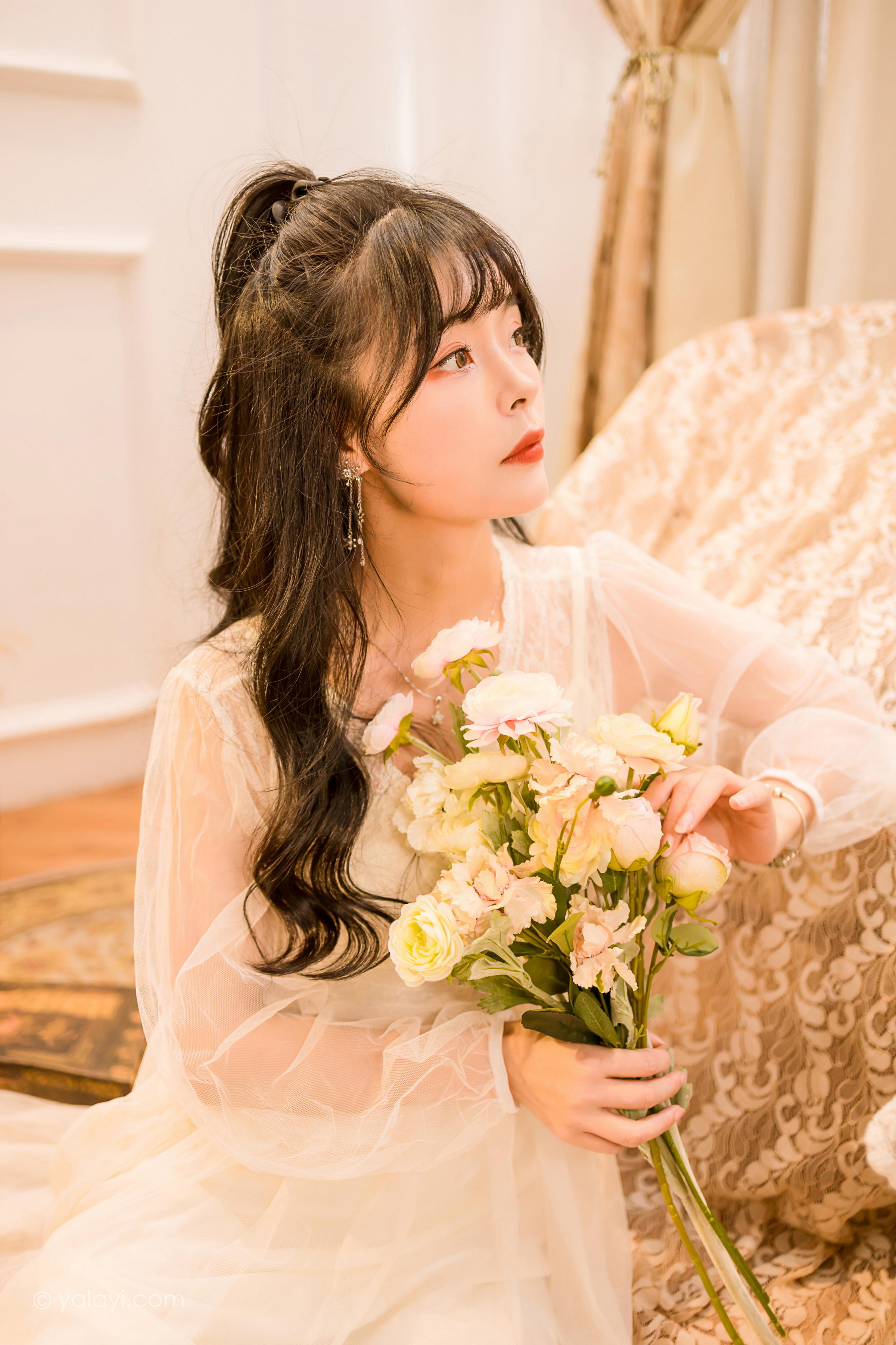 [YALAYI雅拉伊]2022.12.30 梦蝶 程小蝶 白色透视披肩加吊带蕾丝连衣裙清纯写真集第3张