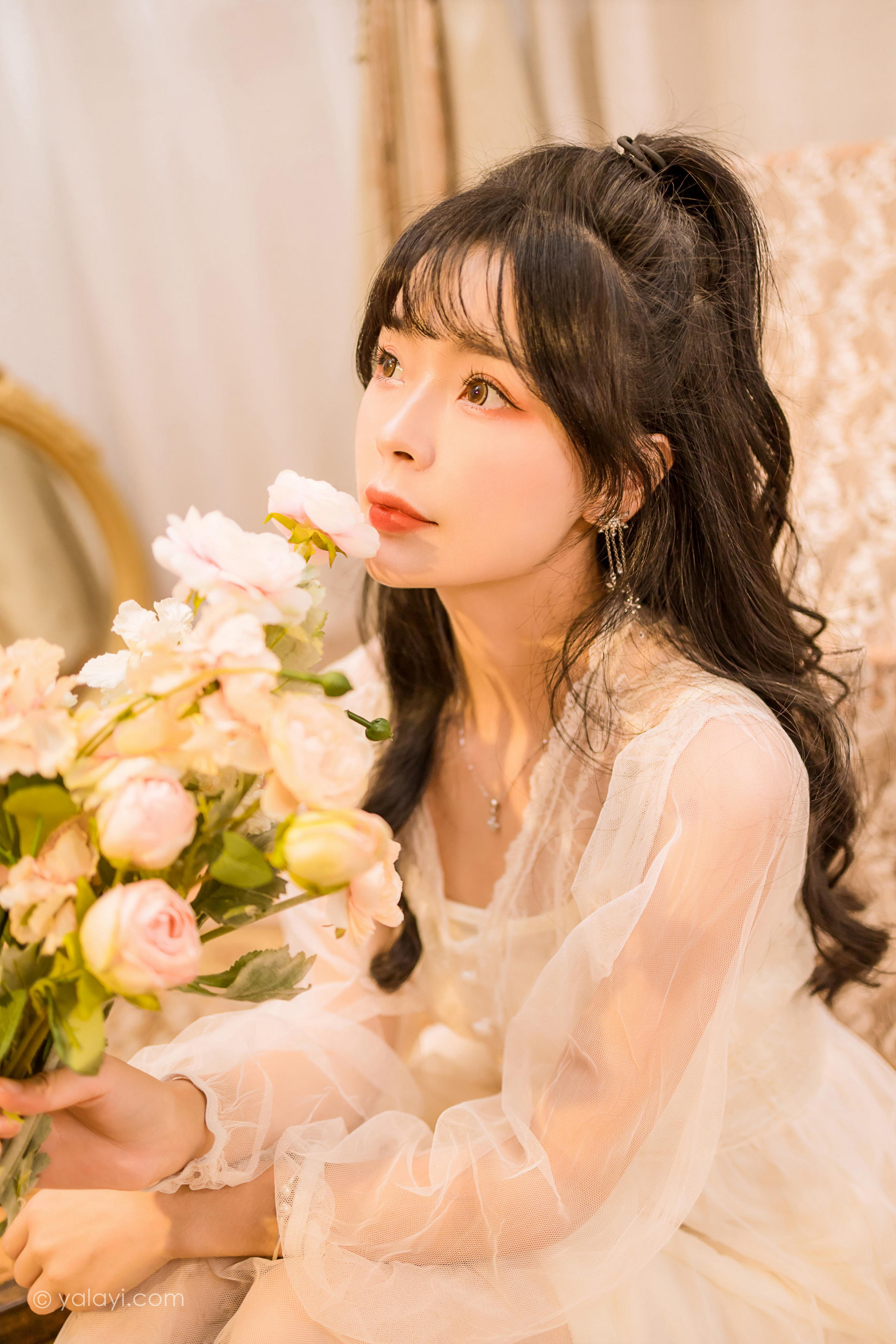 [YALAYI雅拉伊]2022.12.30 梦蝶 程小蝶 白色透视披肩加吊带蕾丝连衣裙清纯写真集第5张
