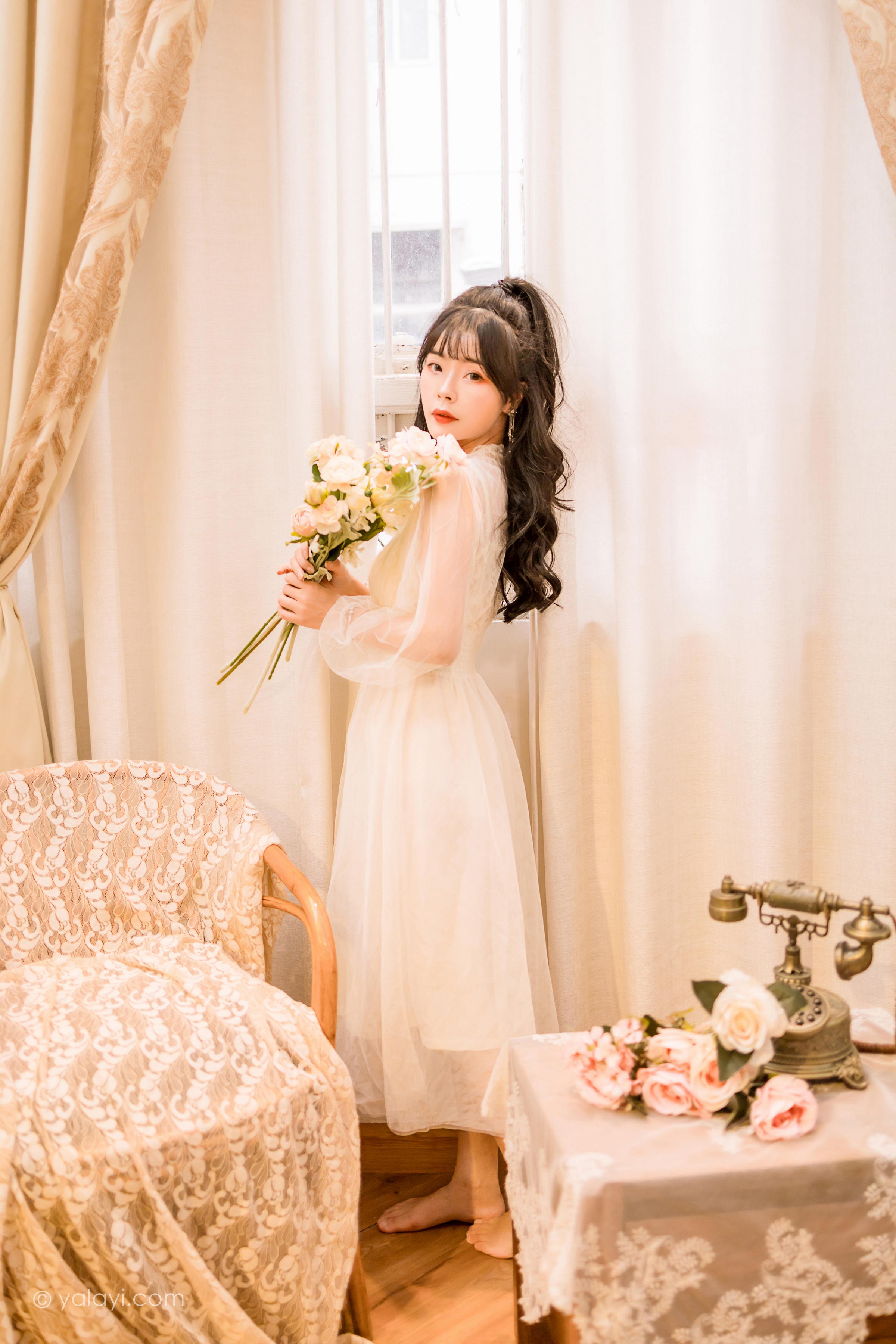 [YALAYI雅拉伊]2022.12.30 梦蝶 程小蝶 白色透视披肩加吊带蕾丝连衣裙清纯写真集第7张