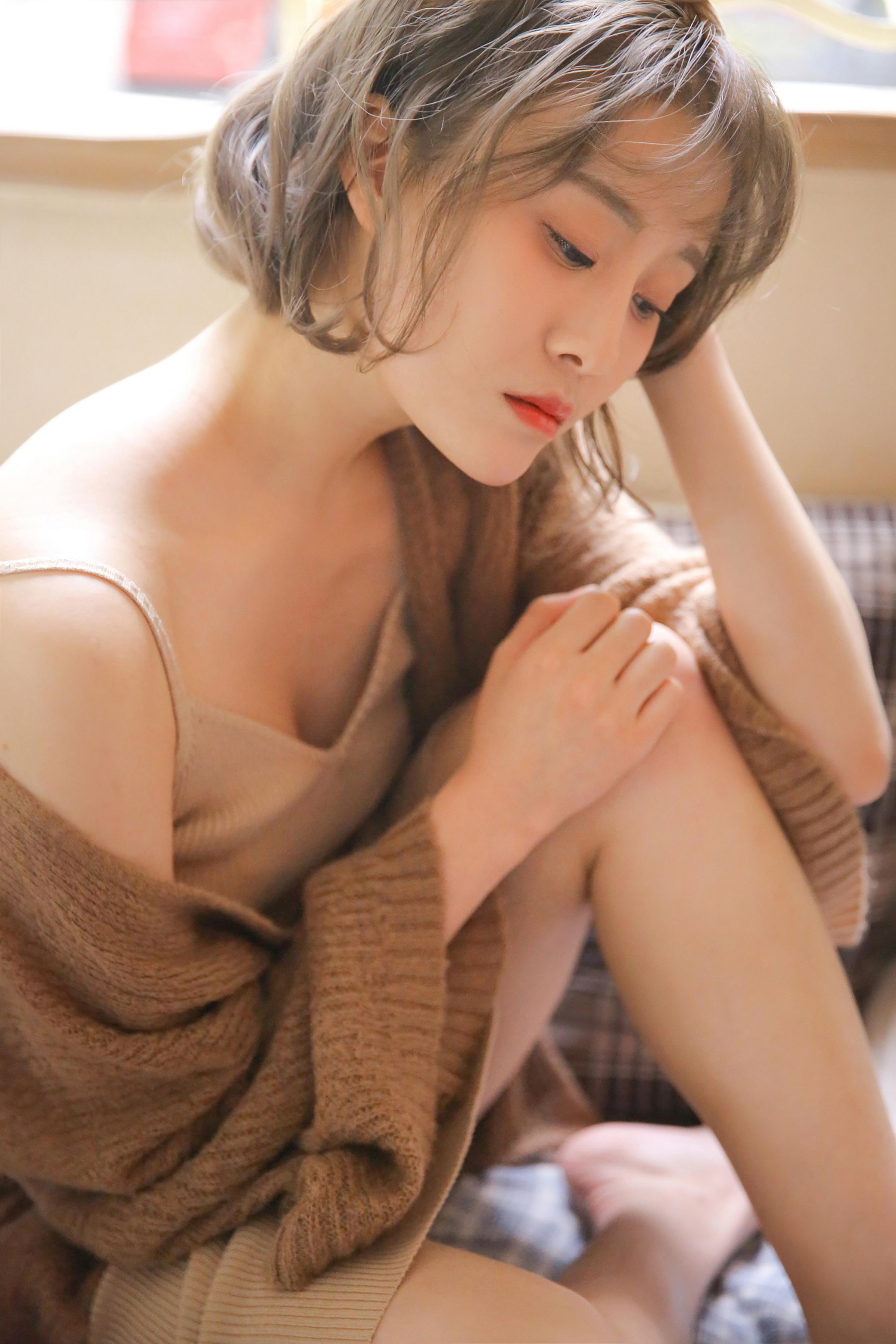 [YALAYI雅拉伊]2022.12.30 千里之外 新婚少妇 棕色披肩加米色吊带连衣裙居家清纯写真集第1张