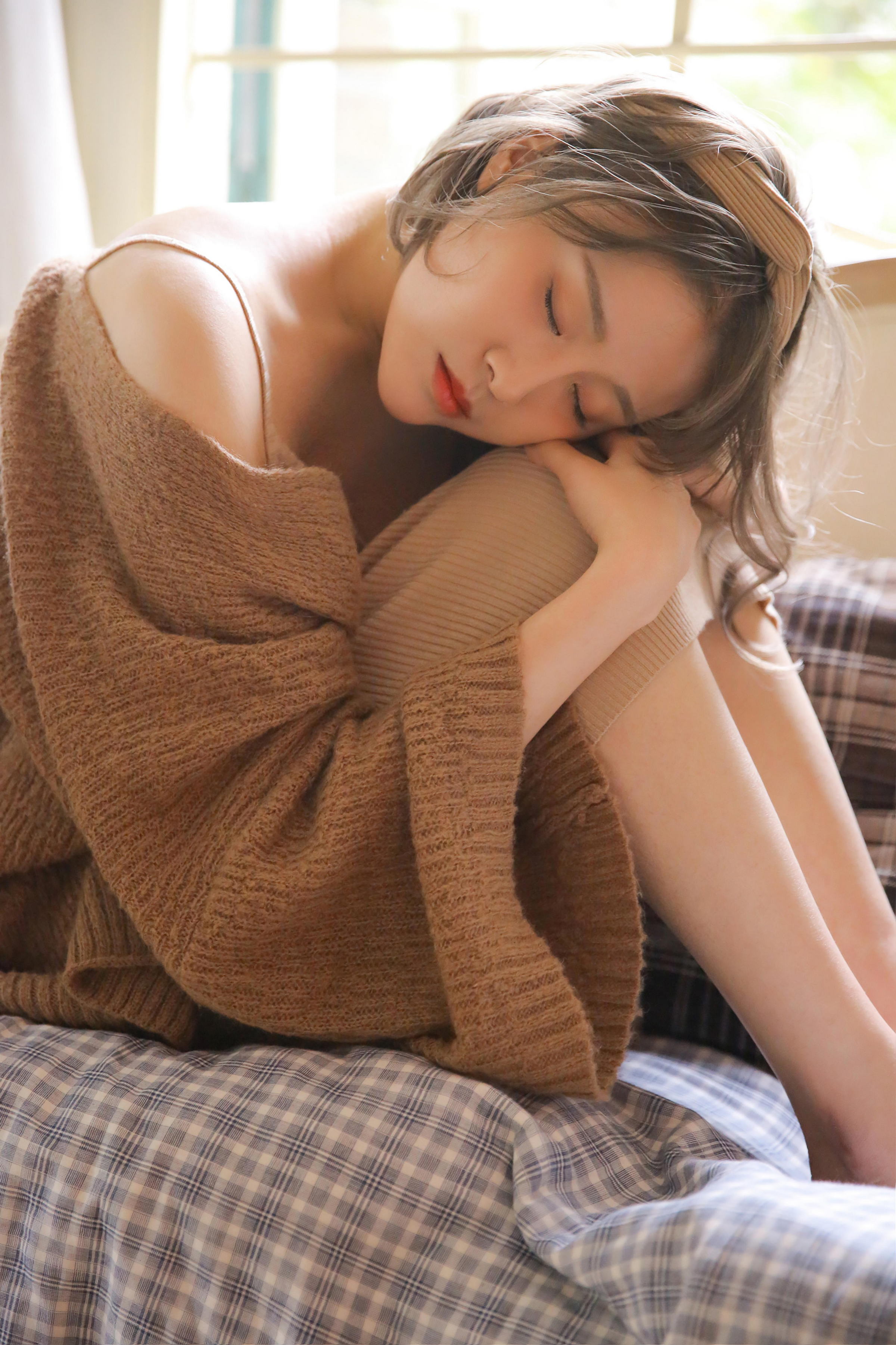 [YALAYI雅拉伊]2022.12.30 千里之外 新婚少妇 棕色披肩加米色吊带连衣裙居家清纯写真集第1张