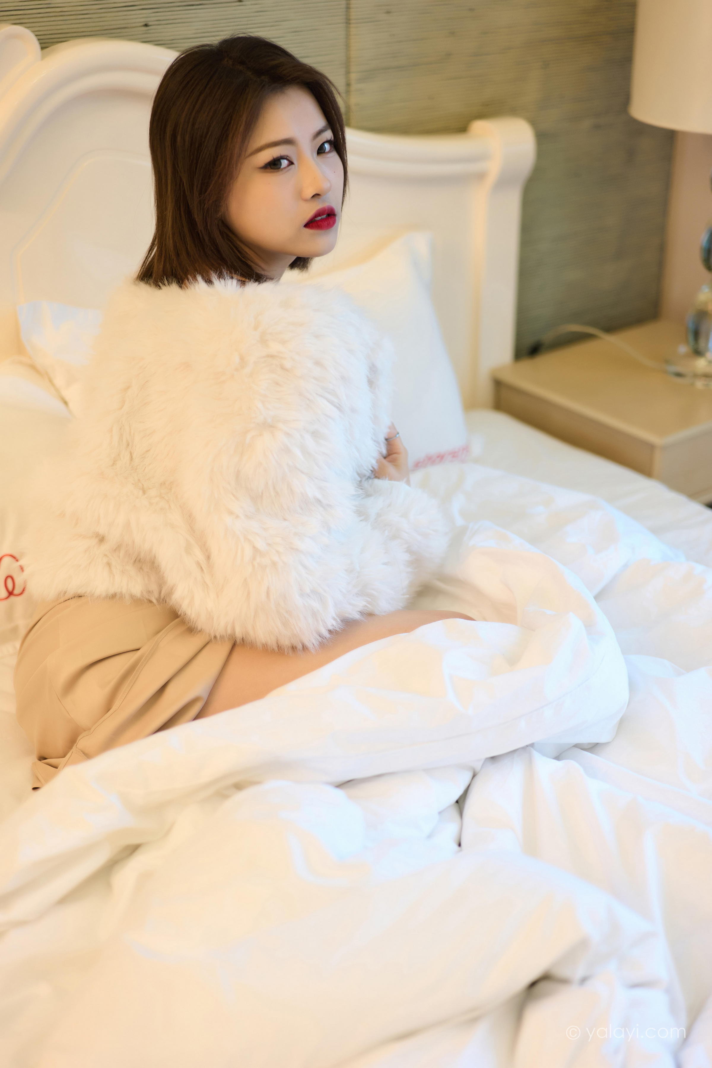 [YALAYI雅拉伊]2022.12.30 慵懒的女人 悦儿 米色吊带连衣裙居家清纯写真集第1张