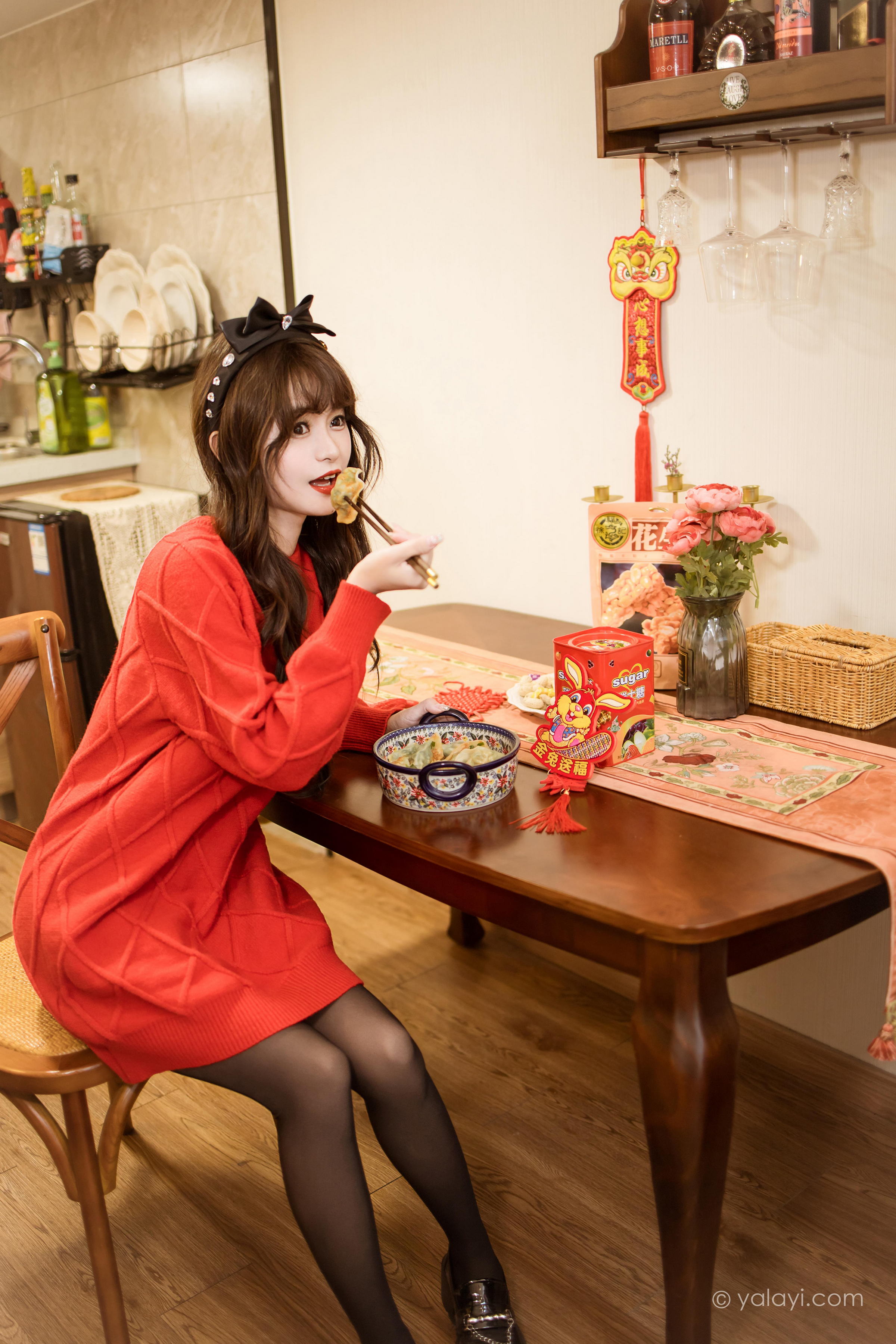 [YALAYI雅拉伊]2023.01.19 穿上你送的红毛衣 小亭 黑丝美腿居家性感写真集第7张