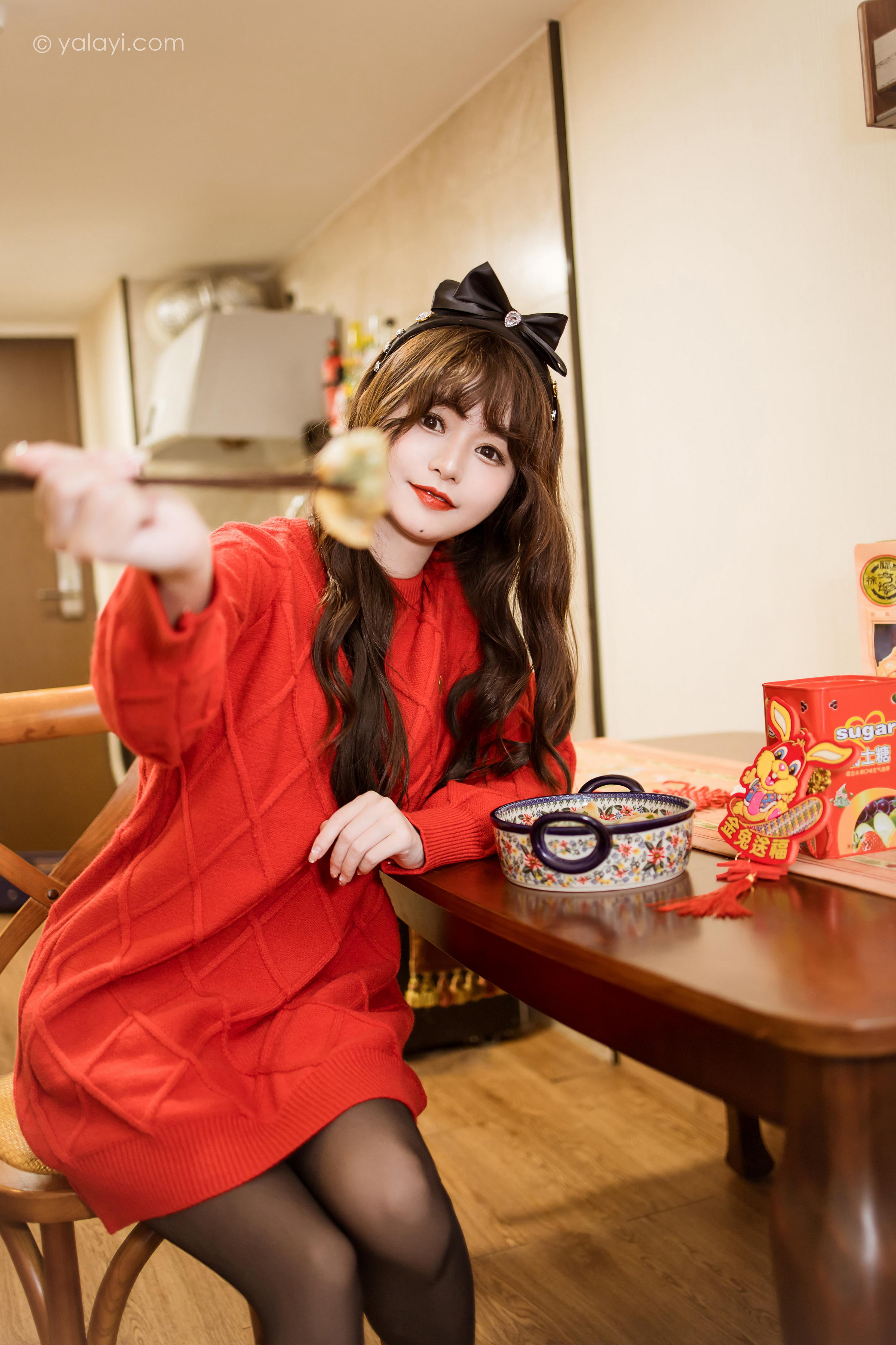 [YALAYI雅拉伊]2023.01.19 穿上你送的红毛衣 小亭 黑丝美腿居家性感写真集第10张