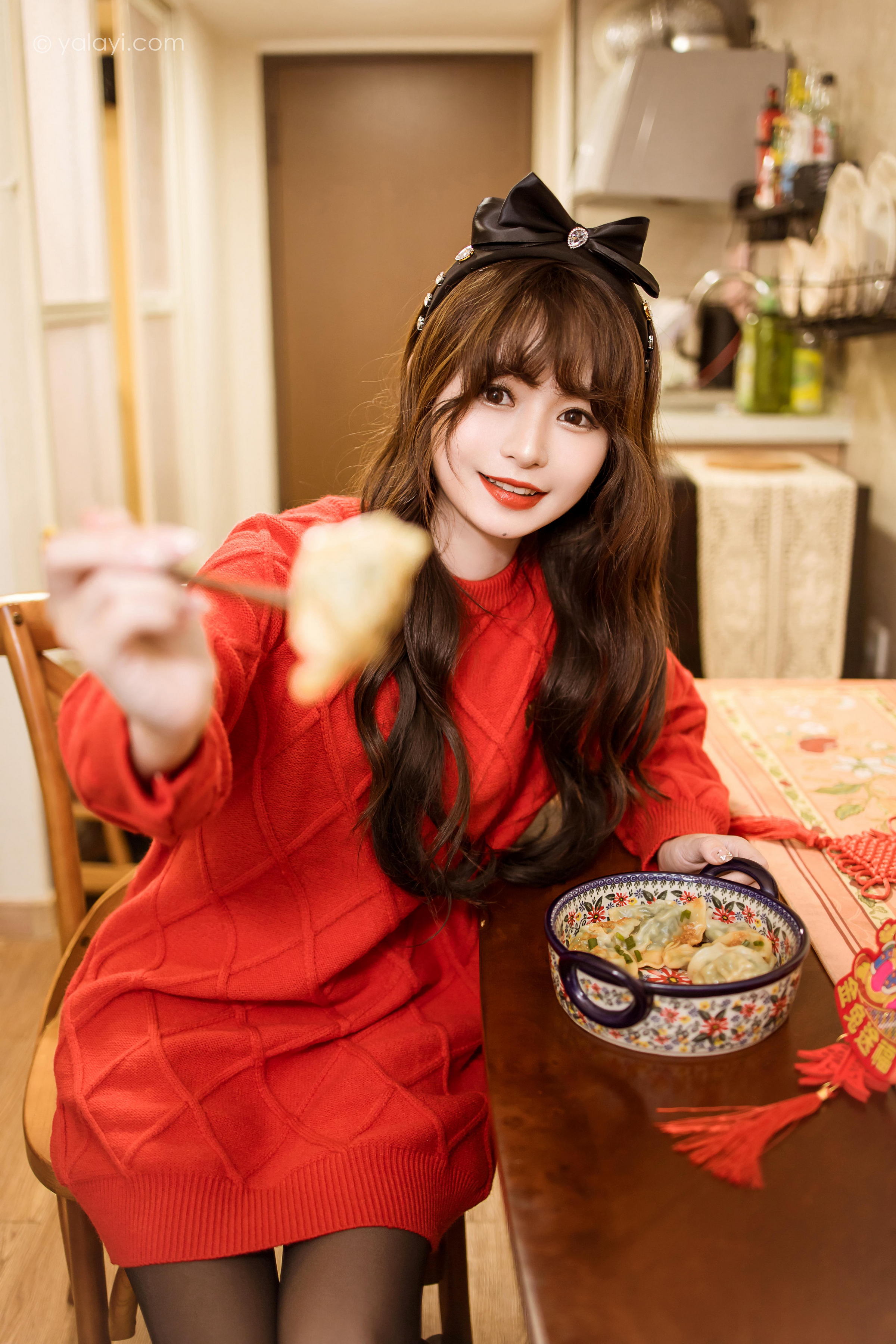 [YALAYI雅拉伊]2023.01.19 穿上你送的红毛衣 小亭 黑丝美腿居家性感写真集第14张