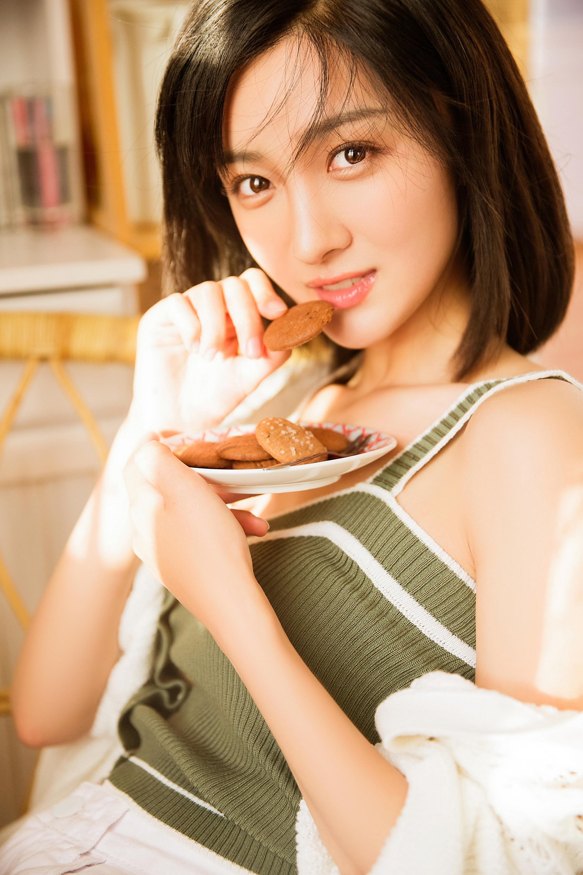 [YALAYI雅拉伊]2023.02.01 像第一次遇见你 清纯甜美小女友 白色镂空披肩与短裤加性感小背心私房写真集第4张