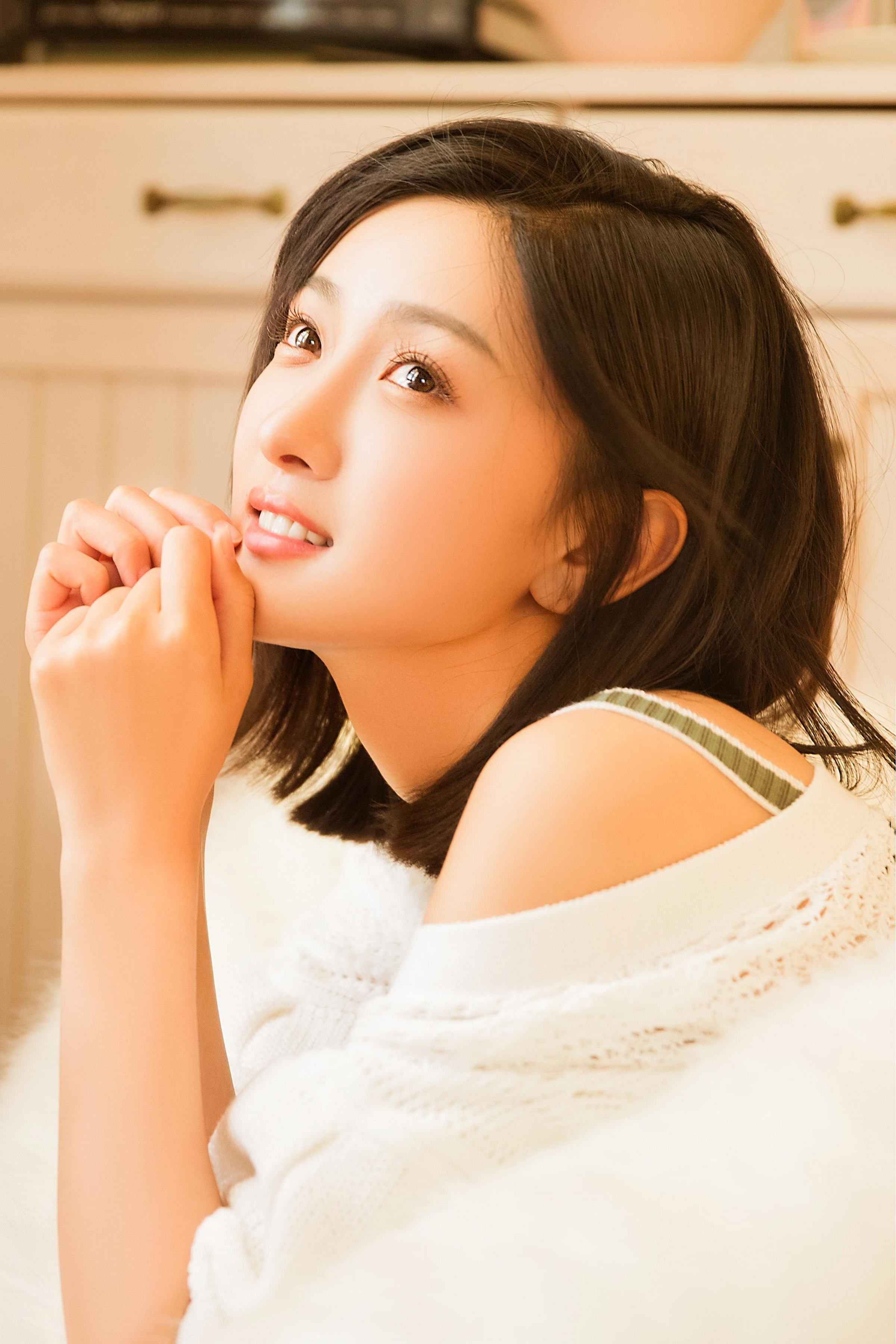 [YALAYI雅拉伊]2023.02.01 像第一次遇见你 清纯甜美小女友 白色镂空披肩与短裤加性感小背心私房写真集第8张