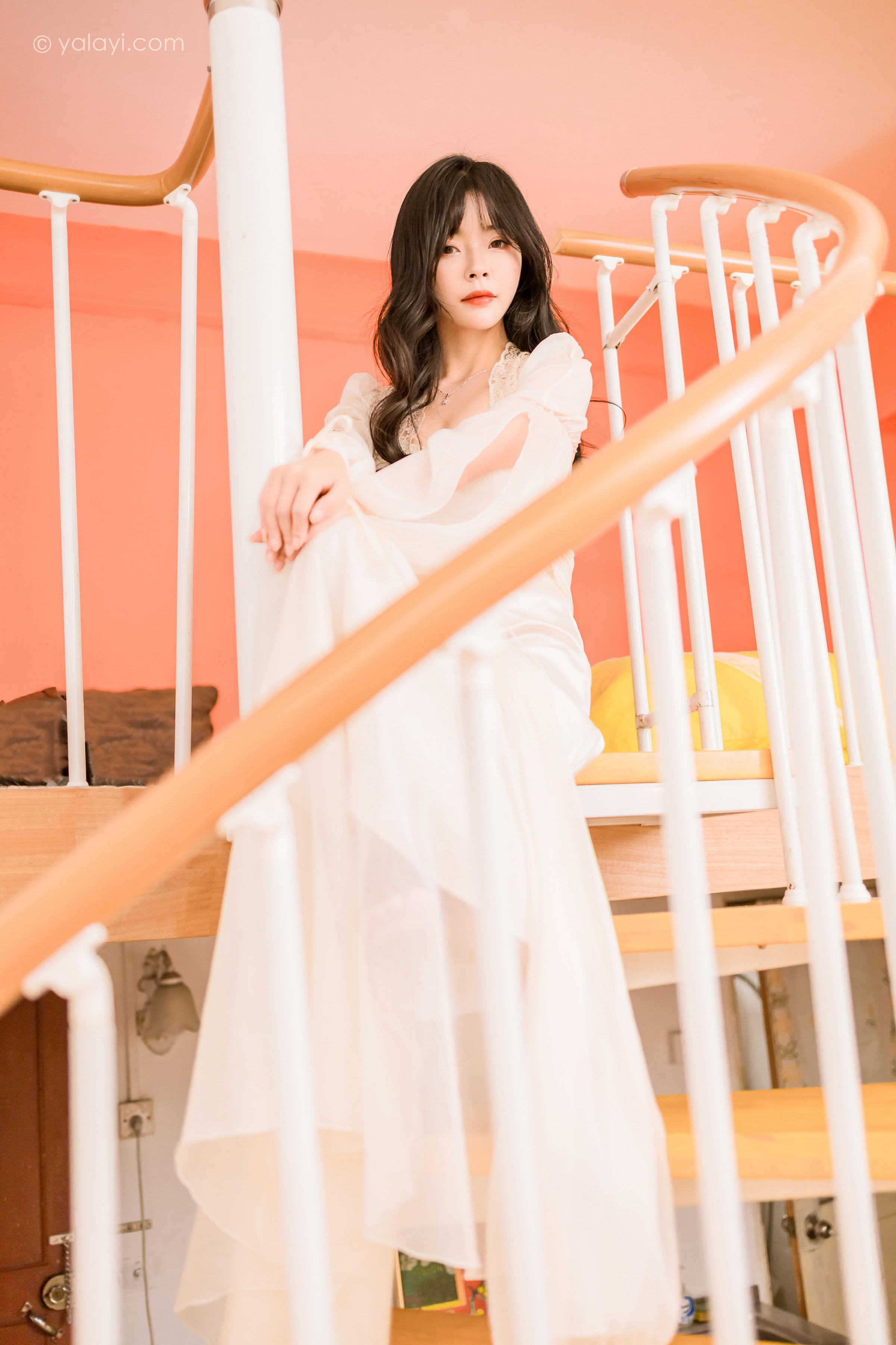 [YALAYI雅拉伊]2023.02.04 香浓的诱惑 程小蝶 白色透视披肩裙加蕾丝抹胸连衣裙性感写真集第2张