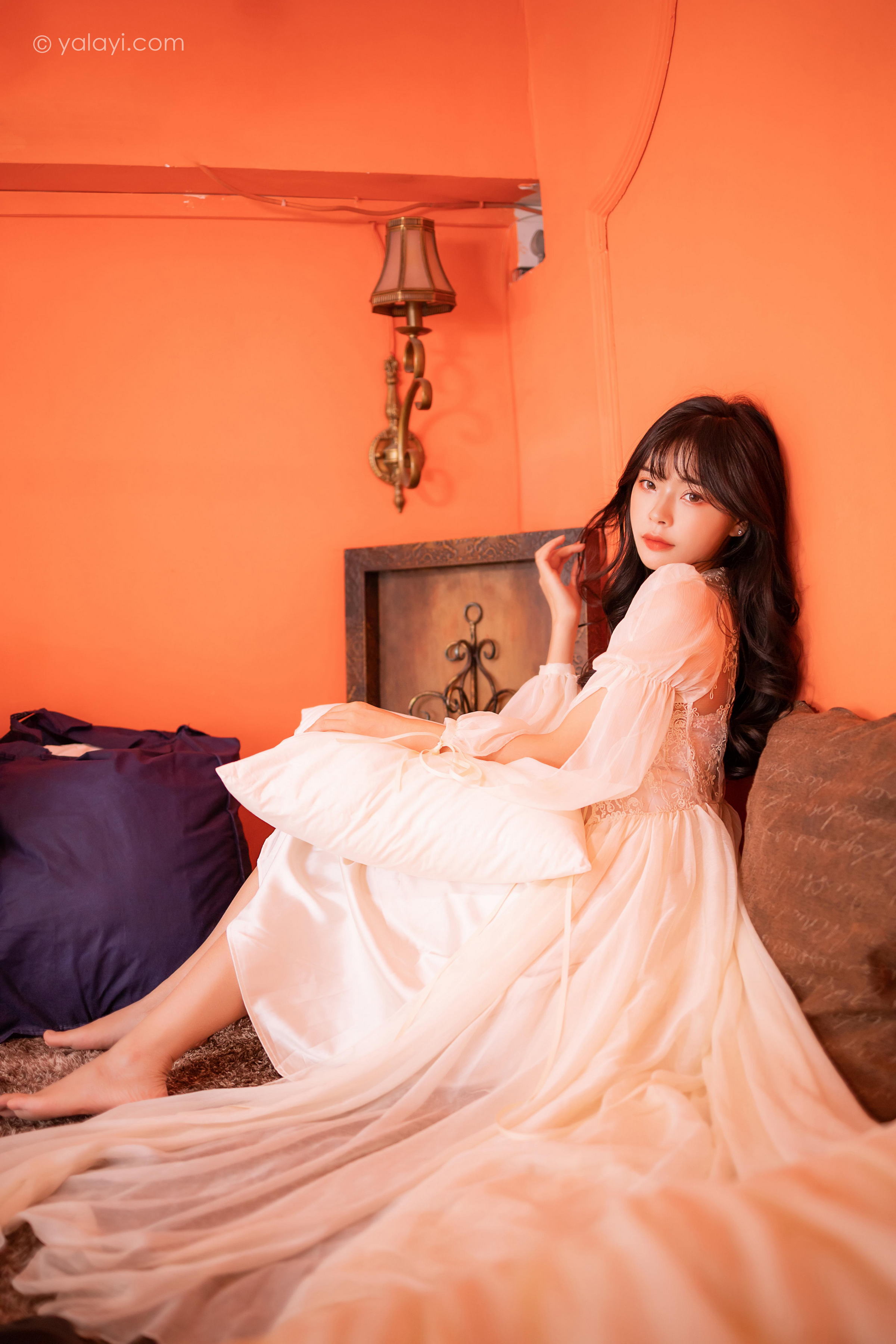 [YALAYI雅拉伊]2023.02.04 香浓的诱惑 程小蝶 白色透视披肩裙加蕾丝抹胸连衣裙性感写真集第5张